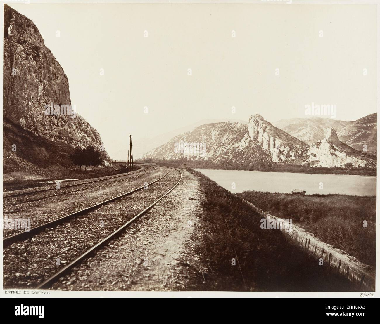 Entrée du Robinet ca. 1861 Edouard Baldus French, nato Prussia nel luglio 1861 il consiglio di amministrazione della regione meridionale della ferrovia Parigi-Lione-Méditerranée commissionò a Baldus di produrre un album di vedute delle costruzioni ferroviarie e dei principali siti serviti dalla linea tra Lione, Marsiglia e Tolone. Questa linea, in particolare la sezione che collega Lione e Avignone, seguì le rotte commerciali stabilite nell'antichità lungo il Rhône, il fiume più potente della Francia, la cui forte corrente renava la navigazione sempre difficile e pericolosa, e talvolta impossibile. Arroccato sul bordo di Foto Stock