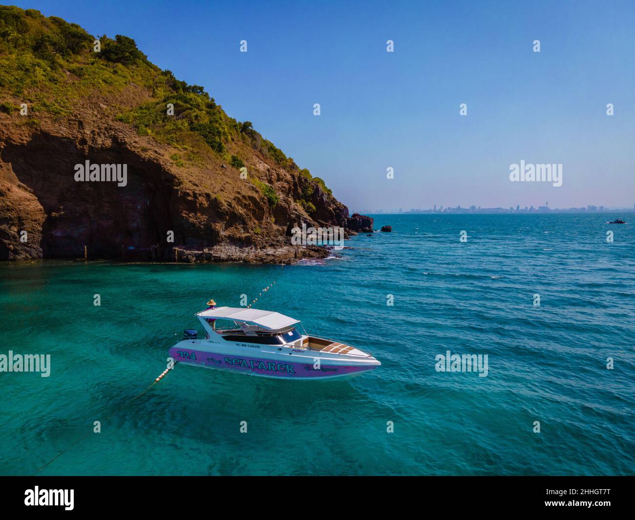 Isola di Koh Larn vicino Pattaya Thailandia, la spiaggia tropicale di Koh Larn Thailandia, spiaggia bianca con mare chiaro oceano. Isola tropicale Foto Stock