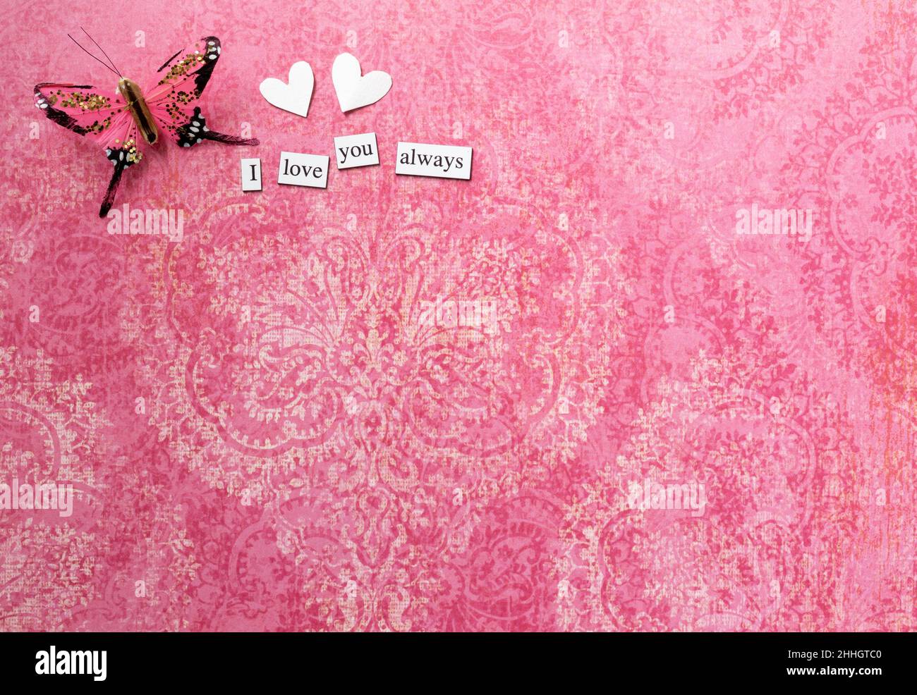 San Valentino o matrimonio, invito, farfalla e piccoli cuori bianchi tagliati, con parole che ti amo sempre, orizzontale con spazio di copia Foto Stock