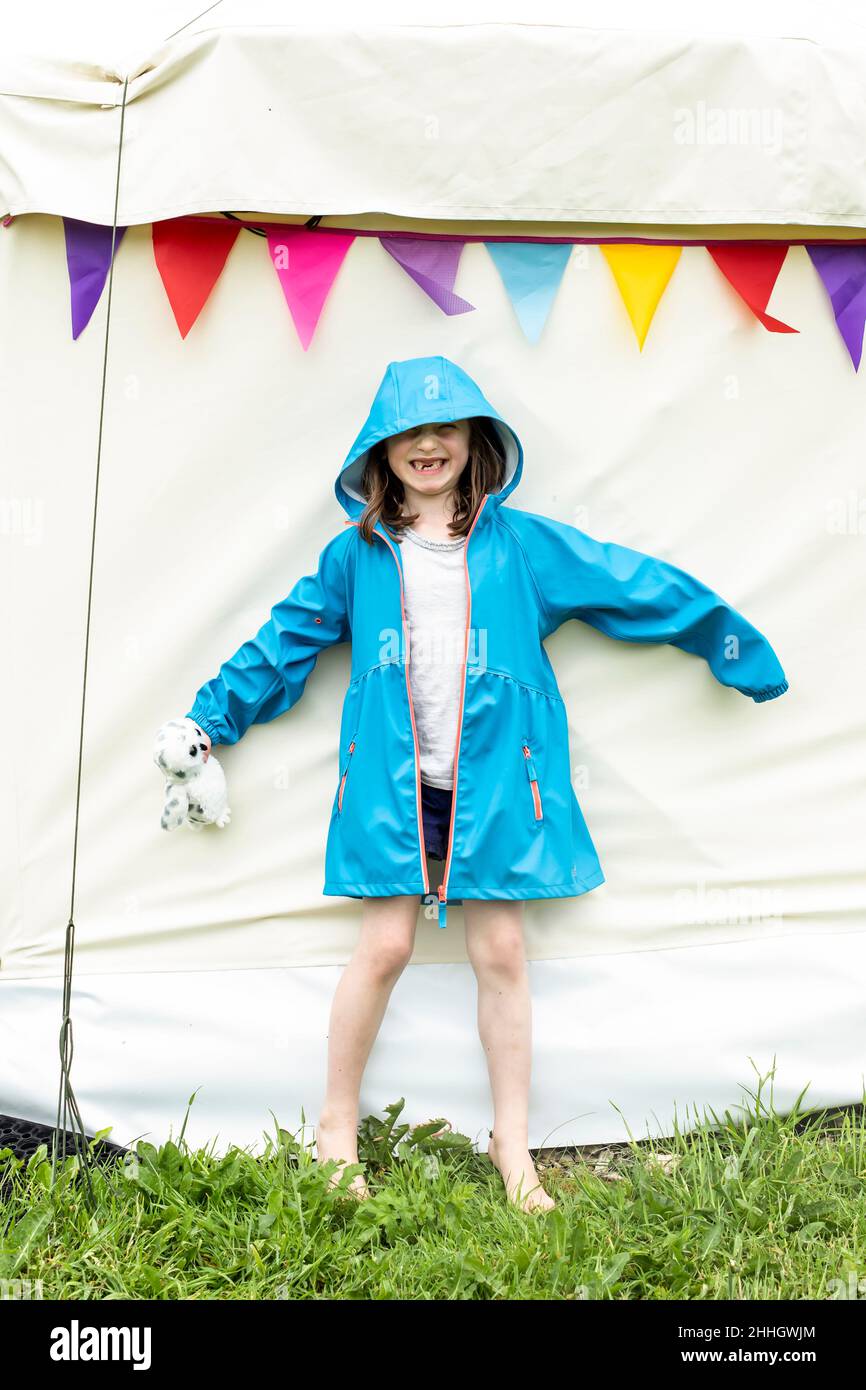 Ragazza sorridente in tenda raincoatÊoutside Foto Stock