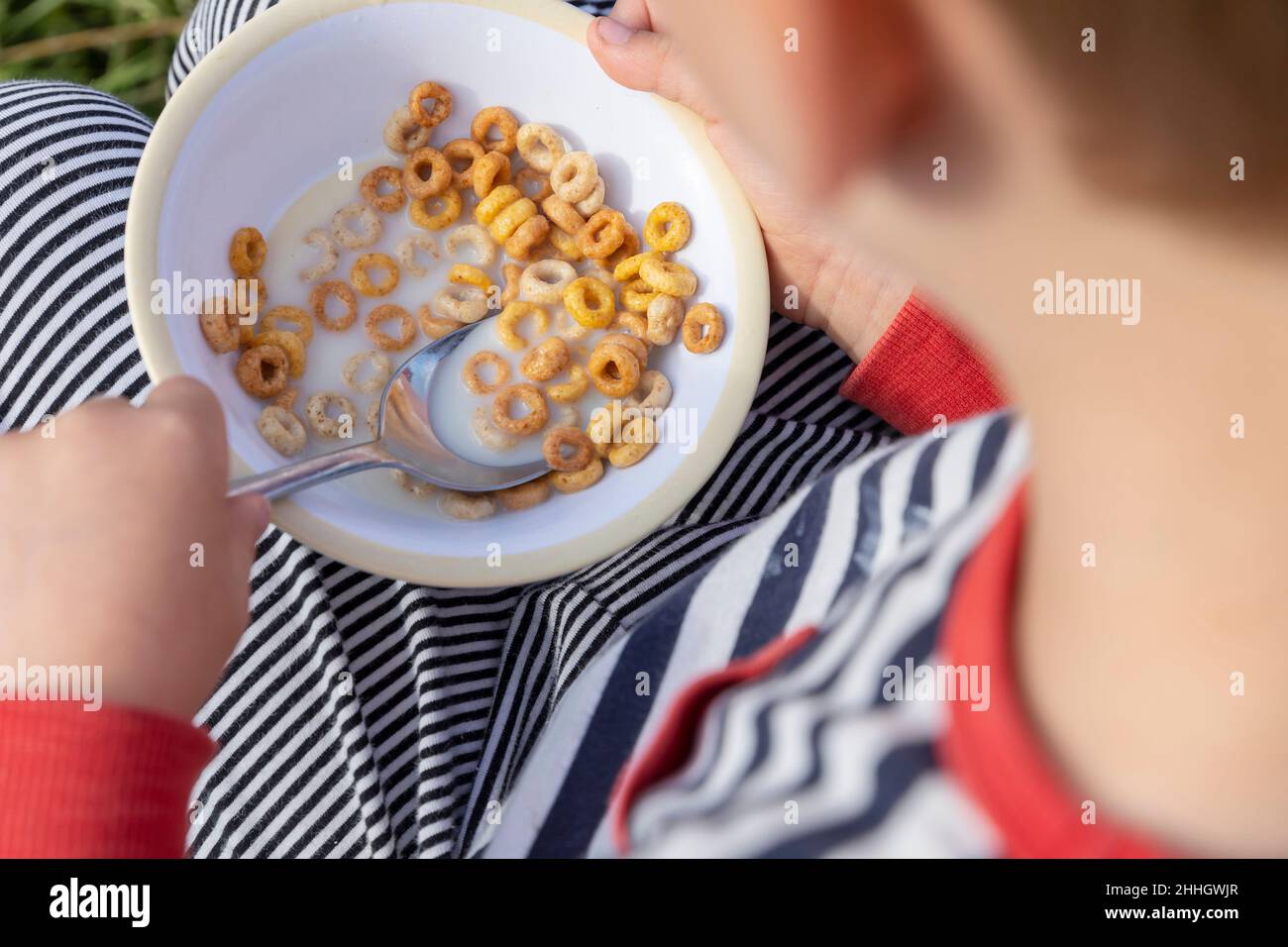 Primo piano di ragazzo che mangia cereali Foto Stock