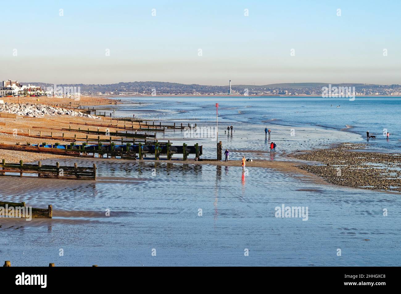 Worthing spiaggia a bassa marea guardando ad est da un alto punto di vista in una giornata di inverni soleggiati, West Sussex Inghilterra Regno Unito Foto Stock