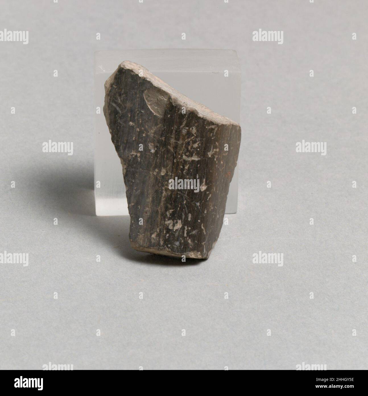 Frammento di vaso ca. 3000–2200 A.C. Frammento di vaso. CA. 3000–2200 A.C. Terracotta. Primo Elladico. Vasi Foto Stock