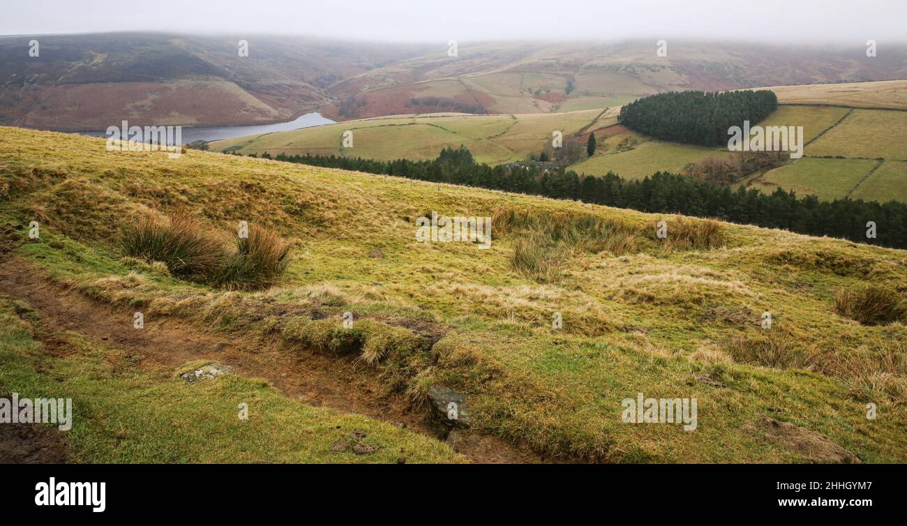 Un sentiero per passeggiate nel Peak District che si affaccia sul lago artificiale Kinder. Foto Stock