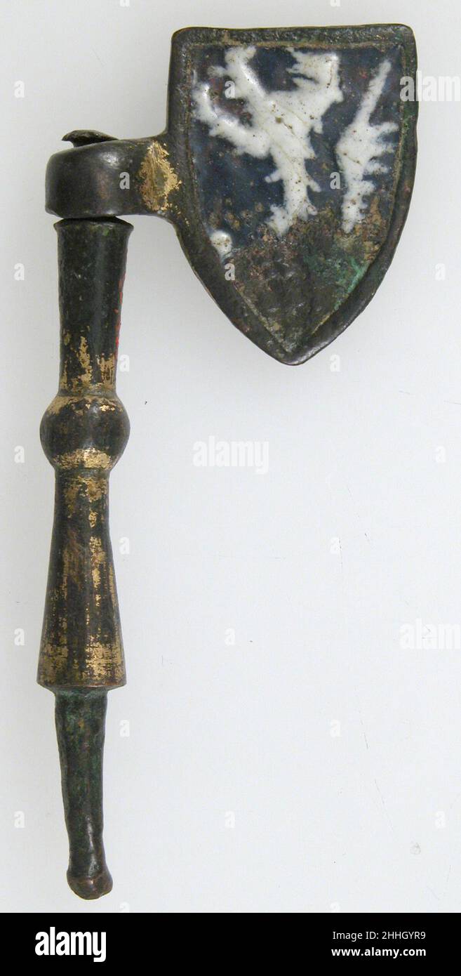 Harness Ornament 14th secolo forse l'eralderia britannica, o stemma, erano di vitale importanza in Europa durante il Medioevo e il Rinascimento. Gli emblemi araldici furono usati per identificare famiglie nobili, città, regioni e persino paesi. Oltre ad essere esposto su scudi e bandiere, l'aralderia è stata incorporata nella decorazione architettonica all'interno e all'esterno degli edifici, su mobili, opere d'arte, abbigliamento e attrezzature per cavalli. I pendenti dell'imbracatura, come questo esempio, sarebbero stati attaccati a un capezzolo, a una briglia o ad altre cinghie che compongono la virata di un cavallo cavalcato Foto Stock