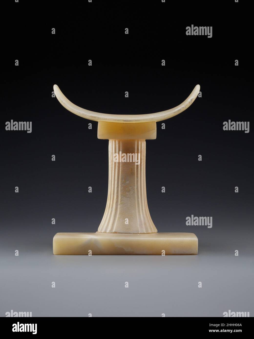 Poggiatesta di Khentika ca. 2323–2150 a.C. Antico Regno questo poggiatesta in pietra fu scavato nella tomba di un ricco funzionario. Sembra che sia stato progettato esclusivamente per l'uso nell'aldilà, poiché i suoi componenti (cuscino, colonna e base) sono stati incollati insieme invece di essere Uniti utilizzando un meccanismo a mortasa e tenone che ha strutturato gli esempi più comuni di legno. Gli appoggiatesta imitano il sole (la testa) che si alza all’orizzonte (il cuscino del poggiatesta). Pertanto, svegliarsi sarebbe stato visto come una rinascita per il sonno, come l’apparenza mattutina del sole era per il mondo. Molti poggiatesta mostrano usura e impressioni f Foto Stock