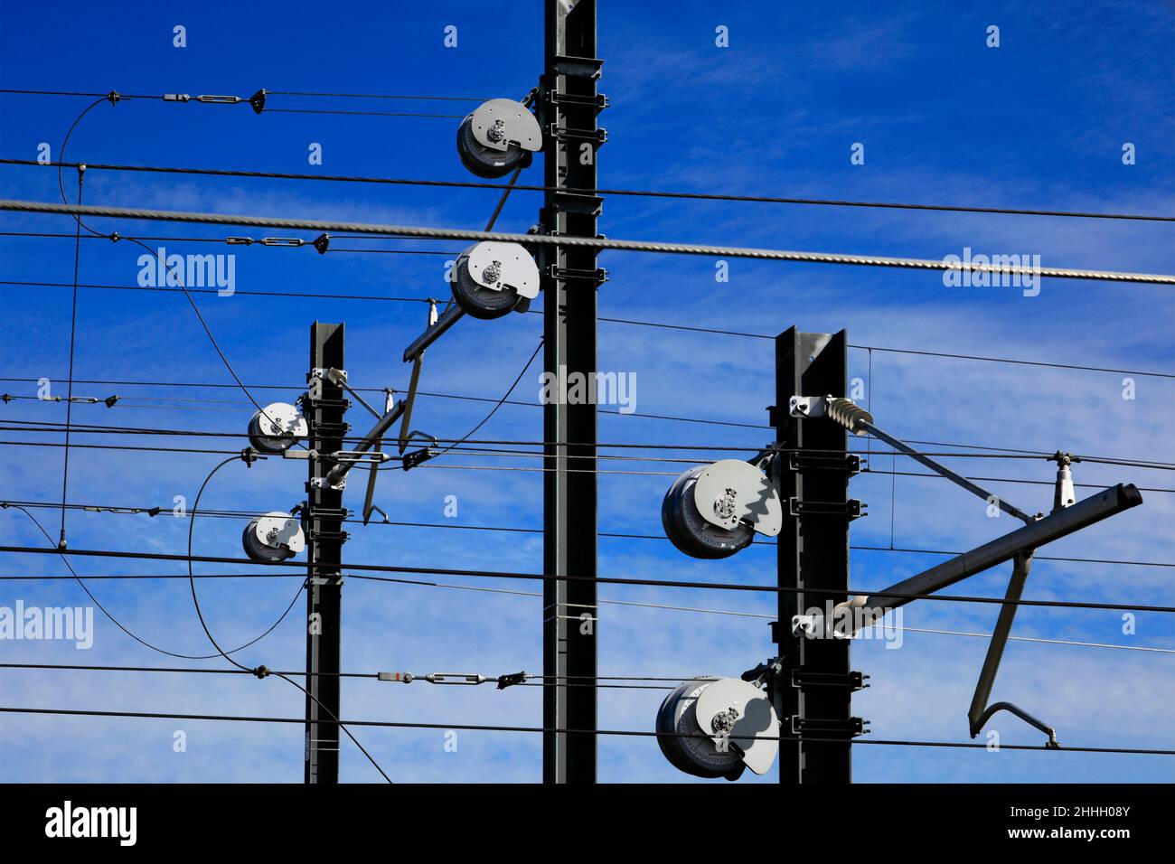 La linea aerea 25kV apparecchiature, da Londra a Bedford Line Railway, vicino a Bedford Town, Bedfordshire, Inghilterra, Regno Unito Foto Stock