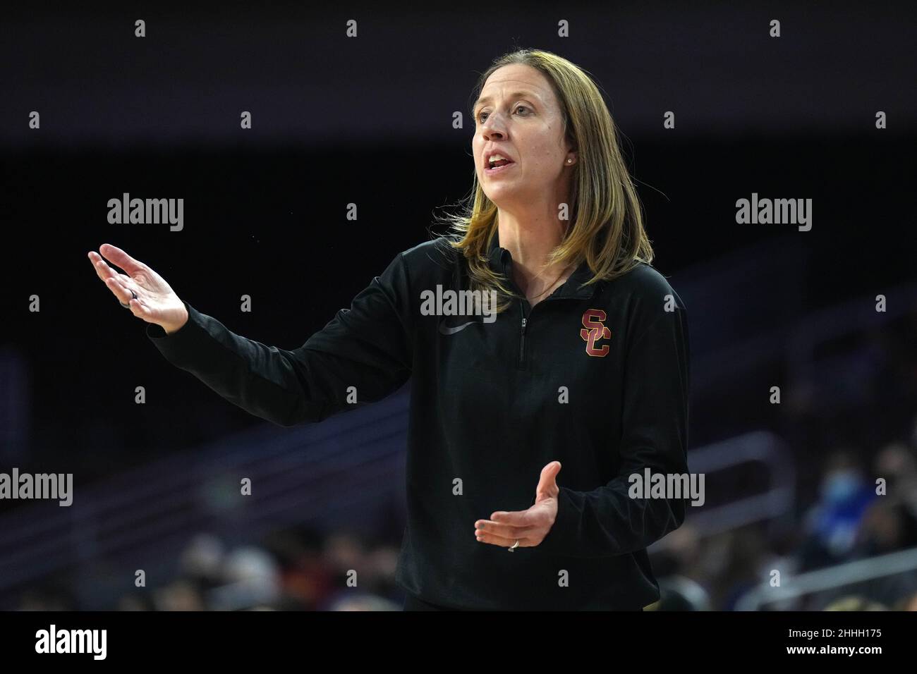 Il capo-allenatore dei Southern California Trojans Lindsay Gottlieb reagisce durante una partita di basket femminile NCAA contro gli UCLA Bruins, domenica 23 gennaio 202, a Los Angeles. UCLA sconfisse USC 68-58. Foto Stock