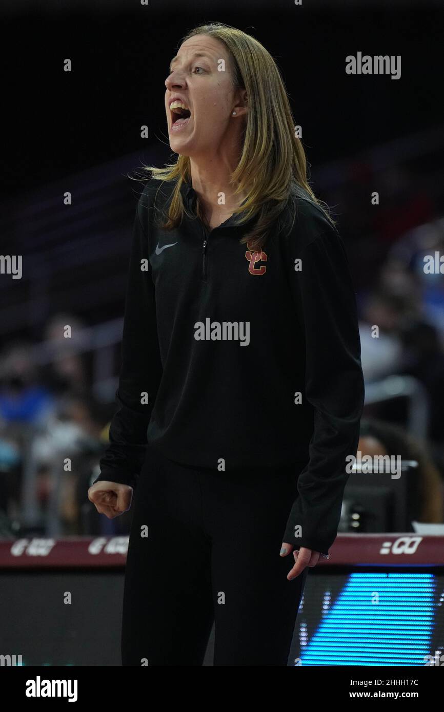 Il capo-allenatore dei Southern California Trojans Lindsay Gottlieb reagisce durante una partita di basket femminile NCAA contro gli UCLA Bruins, domenica 23 gennaio 202, a Los Angeles. UCLA sconfisse USC 68-58. Foto Stock