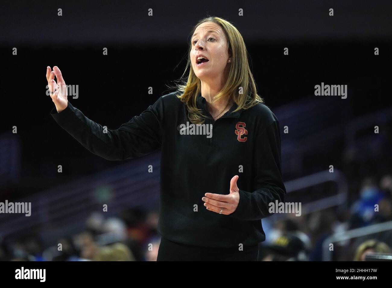 Il capo-allenatore dei Southern California Trojans Lindsay Gottlieb reagisce durante una partita di basket femminile NCAA contro gli UCLA Bruins, domenica 23 gennaio 202, a Los Angeles. UCLA sconfisse USC 68-58. Foto Stock