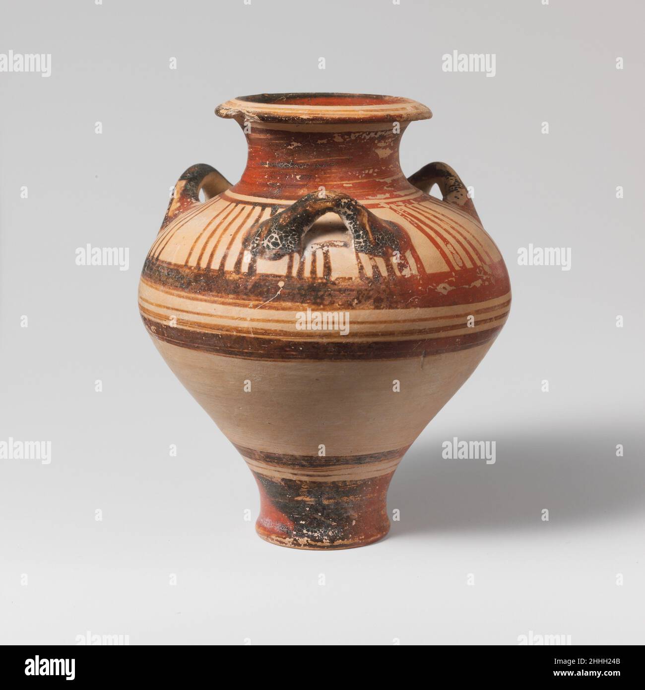 Vaso di terracotta pithoid ca. 1400–1200 a.C. Moceneo vaso a forma di orecchio con tre manici e fascia orizzontale e verticale. Vaso di terracotta pithoid 240340 Foto Stock