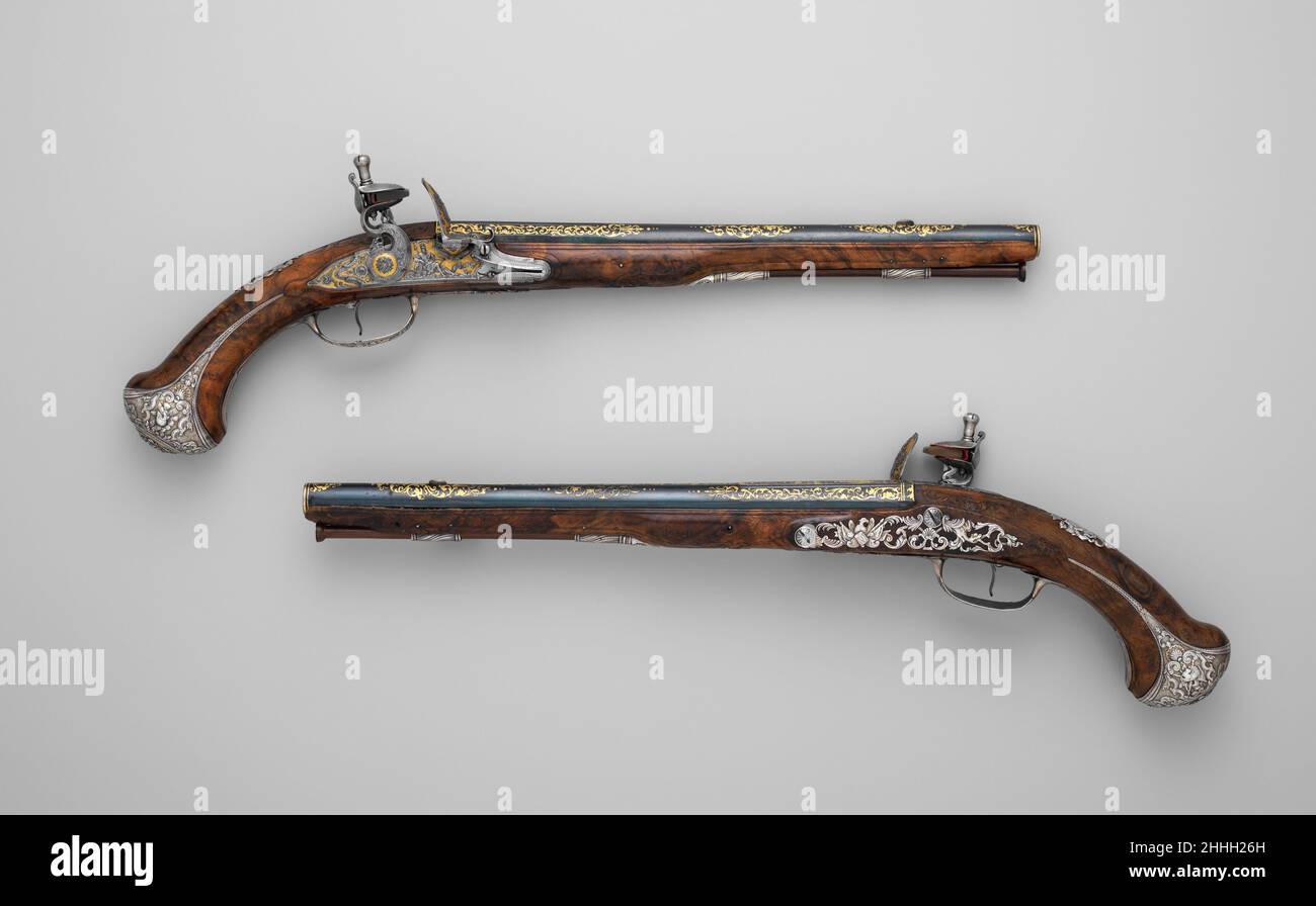 Coppia di pistole Flintlock del conte Heinrich von Brühl (1700–1763) ca. 1740 Adrien Reynier il giovane, chiamato le Hollandois queste pistole decorate squisitamente rappresentano un punto alto dell'arte del cannoniere durante il regno di Luigi XV, quando lo stile francese di ornamento di armi da fuoco ha stabilito la moda per tutta l'Europa. Sono firmate le Hollandois (il Dutchman), un soprannome applicato a tre generazioni di artiglieri della famiglia Reynier, originaria dell'Olanda, che lavorarono a Parigi e crearono armi da fuoco per i membri della corte reale dalla metà del XVII alla metà del XVIII secolo. Lo stile di Foto Stock
