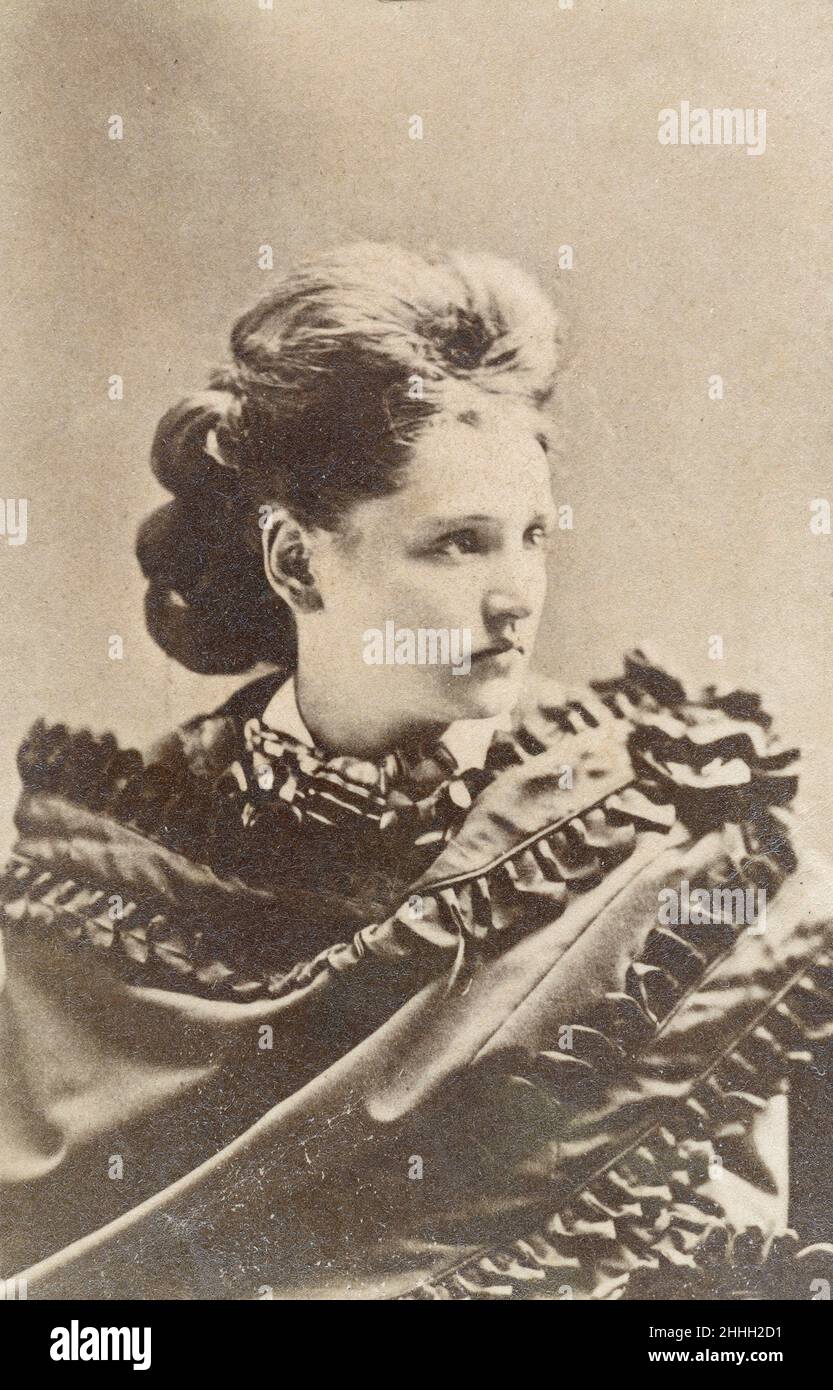 Antica circa 1860s carte de visite di Tennie Claflin. Lady Tennessee Celeste Claflin, viscountessa di Montserrat (1844-1923), conosciuta anche come Tennie C., fu un suffragista americano meglio noto come la prima donna, insieme alla sorella Victoria Woodhull, ad aprire una ditta di brokeraggio di Wall Street, avvenuta nel 1870. FONTE: ORIGINALE CARTA FOTOGRAFICA DE VISITE Foto Stock