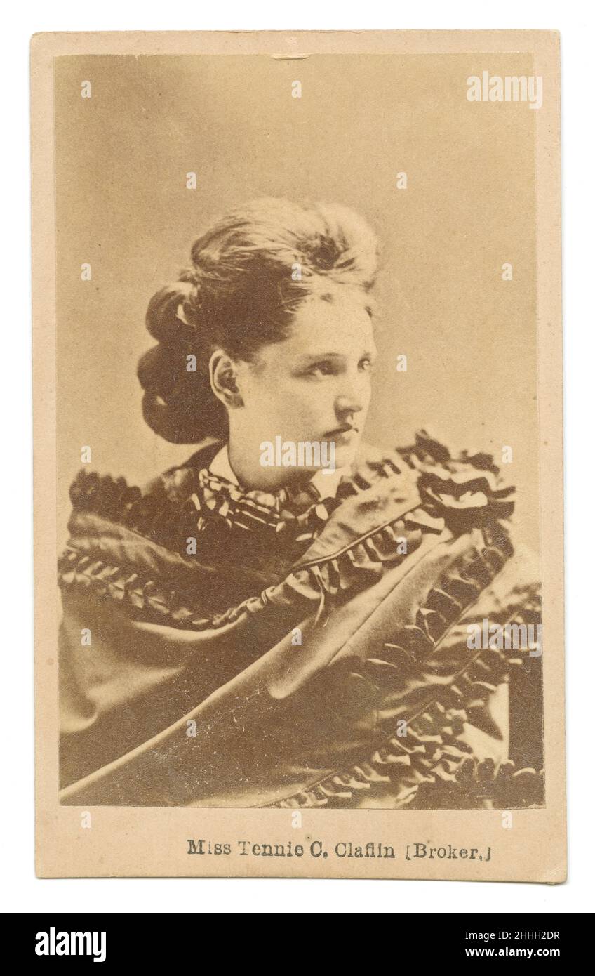 Antica circa 1860s carte de visite di Tennie Claflin. Lady Tennessee Celeste Claflin, viscountessa di Montserrat (1844-1923), conosciuta anche come Tennie C., fu un suffragista americano meglio noto come la prima donna, insieme alla sorella Victoria Woodhull, ad aprire una ditta di brokeraggio di Wall Street, avvenuta nel 1870. FONTE: ORIGINALE CARTA FOTOGRAFICA DE VISITE Foto Stock