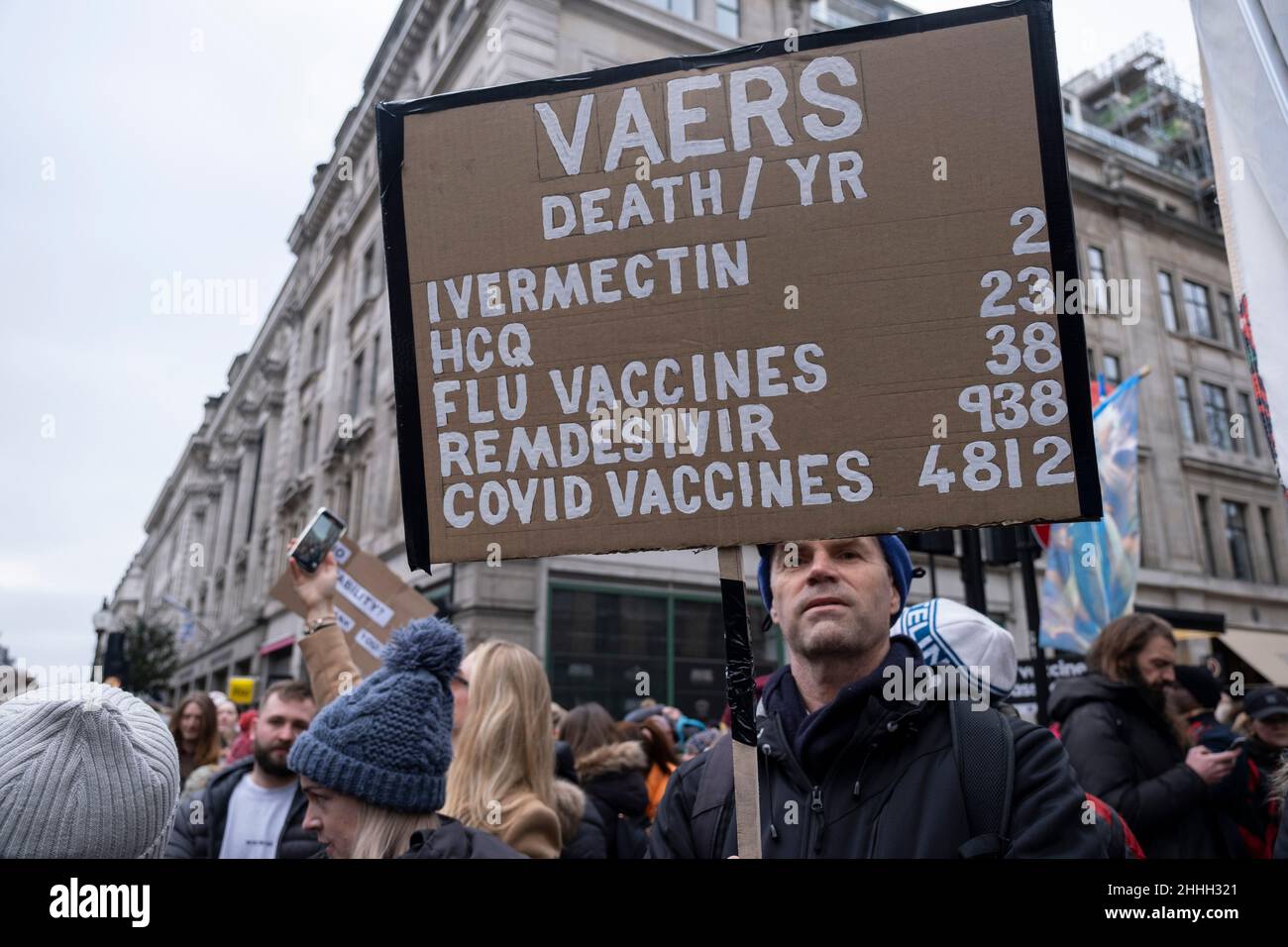 I manifestanti del World Wide Rally for Freedom si riuniscono nel centro di Londra per protestare contro i piani governativi per le vaccinazioni obbligatorie di Covid per tutti i lavoratori NHS di prima linea che entreranno in vigore ad aprile il 22nd gennaio 2022 a Londra, Regno Unito. Il personale dell'NHS che va contro il mandato, rifiutando i barattoli per la vaccinazione, può affrontare il sacco. World Wide Demonstration o World Wide Rally for Freedom è un evento di protesta della comunità internazionale in cui i cittadini spingono indietro contro le restrizioni correlate al Coronavirus nei loro paesi. Foto Stock