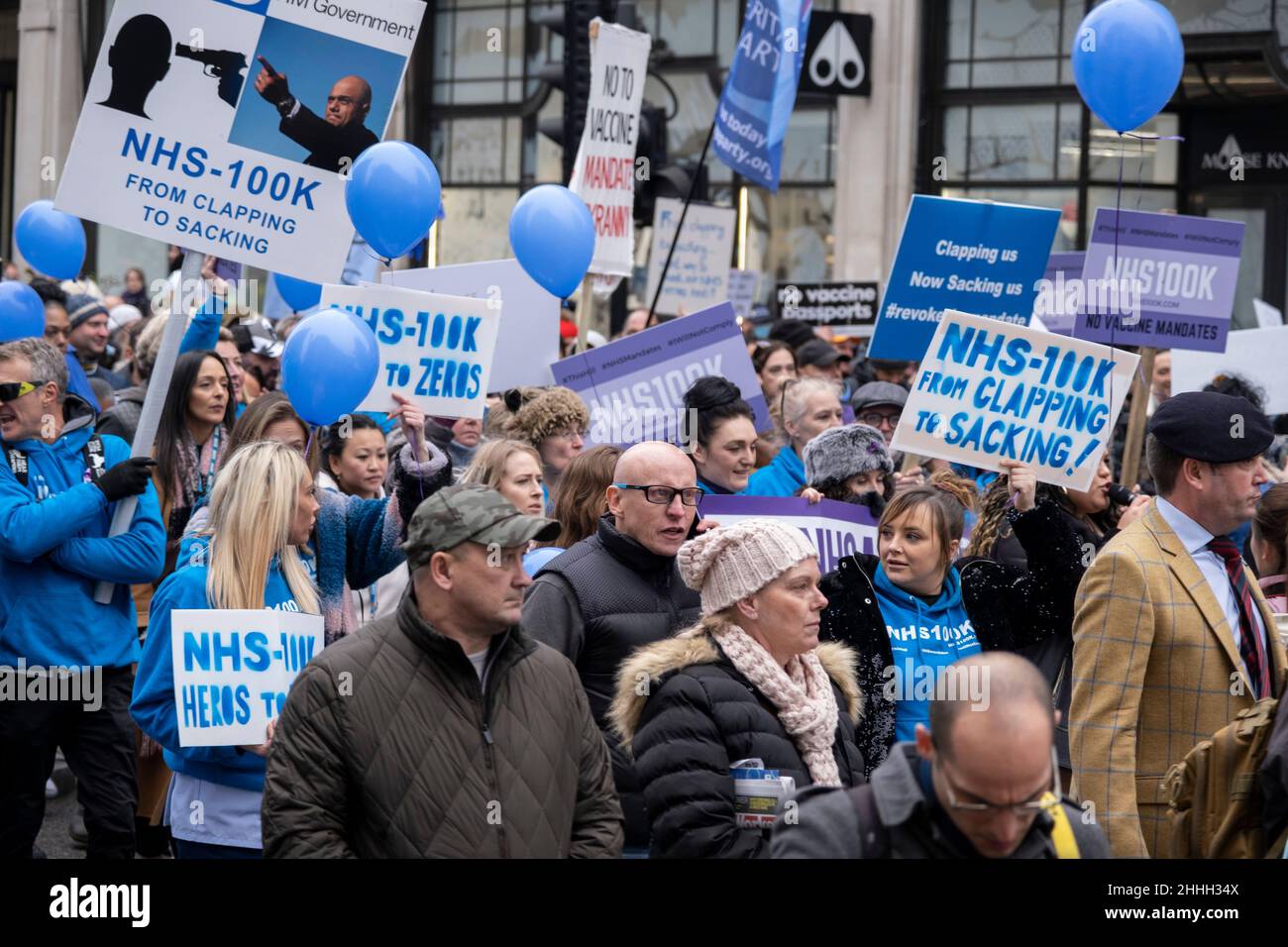 Lo staff dell'NHS si unirà ai manifestanti del World Wide Rally for Freedom mentre si riuniranno nel centro di Londra per protestare contro i piani governativi per le vaccinazioni obbligatorie del Covid per tutti i lavoratori in prima linea dell'NHS che saranno in vigore ad aprile il 22nd gennaio 2022 a Londra, Regno Unito. Il personale dell'NHS che va contro il mandato, rifiutando i barattoli per la vaccinazione, può affrontare il sacco. World Wide Demonstration o World Wide Rally for Freedom è un evento di protesta della comunità internazionale in cui i cittadini spingono indietro contro le restrizioni correlate al Coronavirus nei loro paesi. Foto Stock