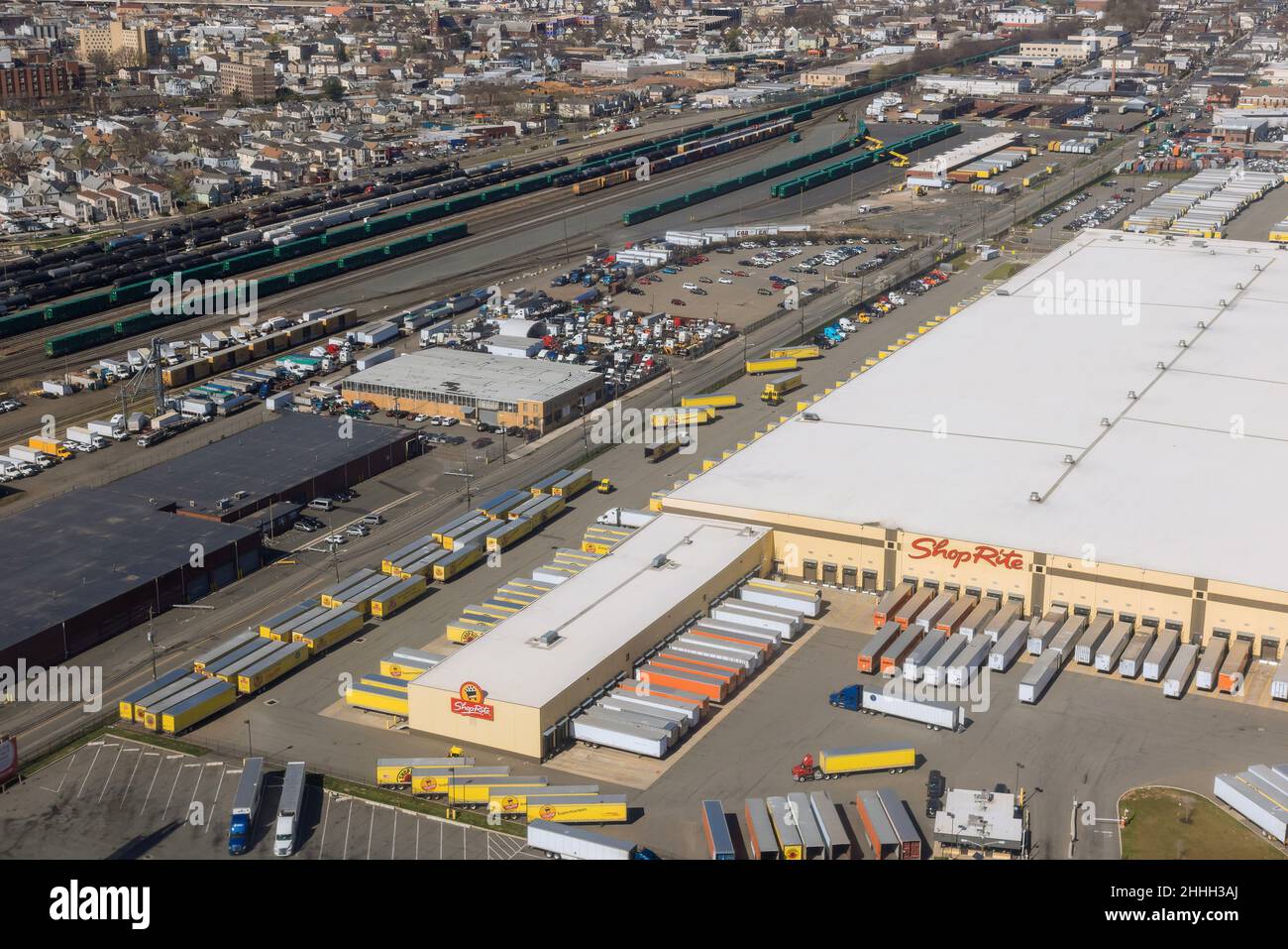 03 Aprile 2021 Newark NJ USA: I camion in magazzino logistica scaricano o caricano il carico con magazzino del negozio Shop Rite Foto Stock
