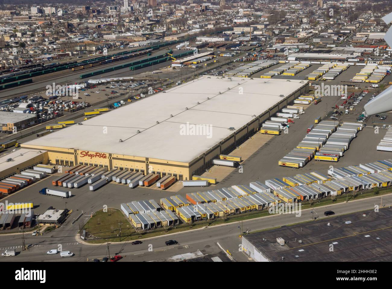 03 Aprile 2021 Newark NJ USA: I camion in magazzino logistica scaricano o caricano il carico con magazzino del negozio Shop Rite Foto Stock