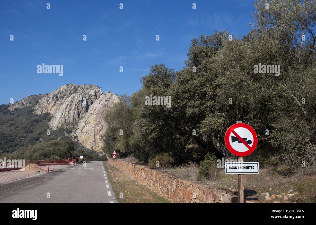 Horn vietato segno vicino a Salto del Gitano rockface, speciale sito protetto nidificazione. Parco Nazionale di Monfrague, Caceres, Extremadura, Spagna Foto Stock