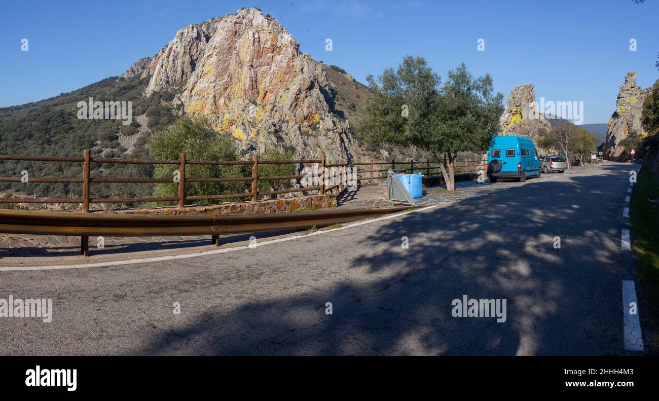 Parcheggio per la parete roccioso di Salto del Gitano, accanto alla strada ex-208. Parco Nazionale di Monfrague, Cáceres, Extremadura, Spagna. Foto Stock