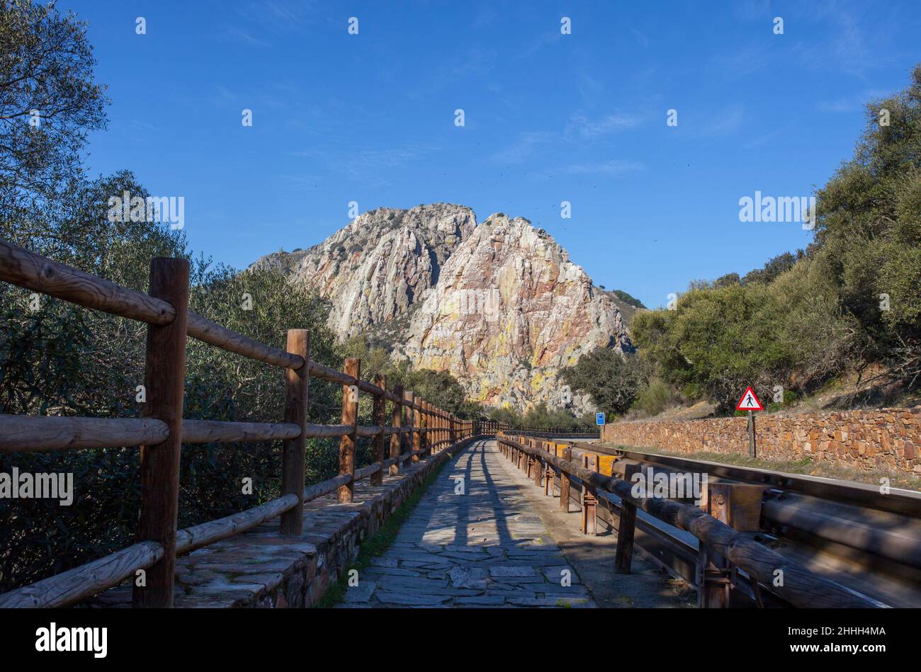 Sentiero escursionistico per il fronte roccioso del Salto del Gitano, accanto alla strada ex-208. Parco Nazionale di Monfrague, Caceres, Extremadura, Spagna. Foto Stock