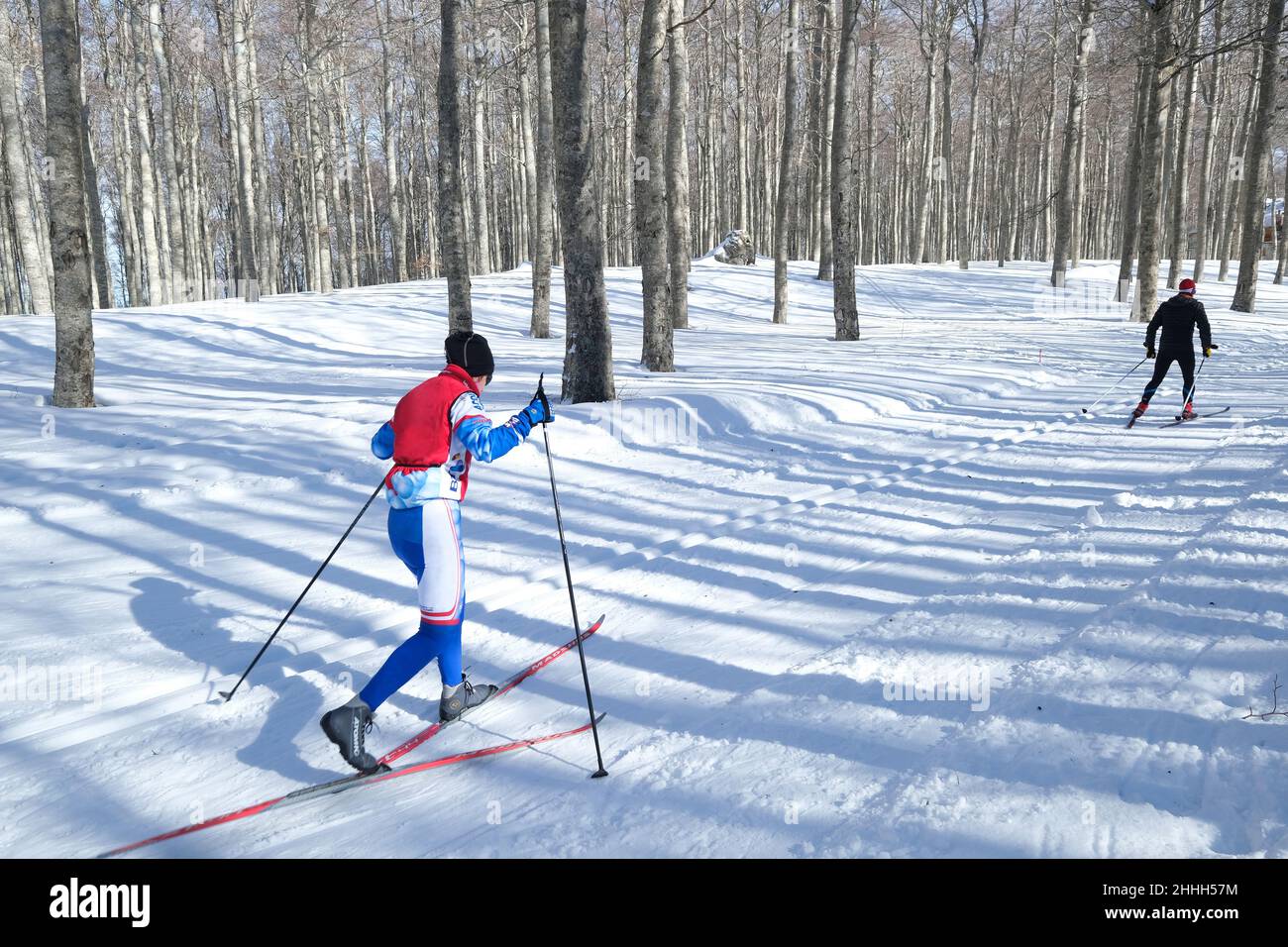 Le coppie si divertiranno a praticare lo sci di fondo in un paesaggio innevato in Italia Foto Stock