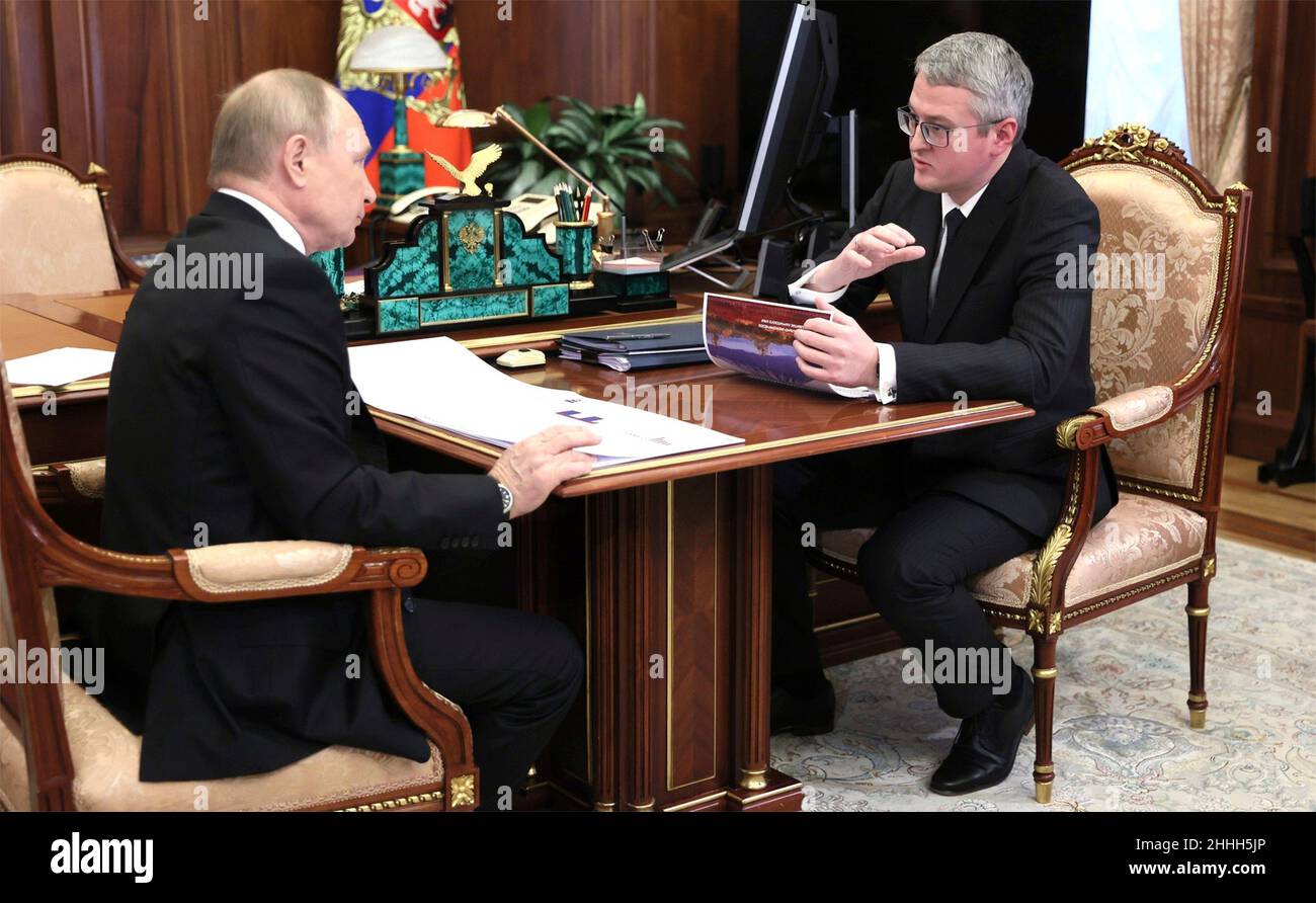 Mosca, Russia. 24th Jan 2022. Il presidente russo Vladimir Putin ha un incontro faccia a faccia con il governatore del territorio di Kamchatka Vladimir Solodov, Right, al Cremlino, il 24 gennaio 2022 a Mosca, Russia. Credit: Mikhail Metzel/Kremlin Pool/Alamy Live News Foto Stock