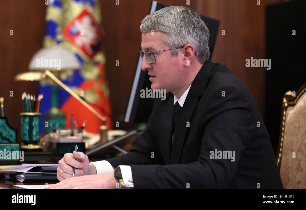 Mosca, Russia. 24th Jan 2022. Il governatore del territorio di Kamchatka Vladimir Solodov, durante un incontro di persona con il presidente russo Vladimir Putin al Cremlino, 24 gennaio 2022 a Mosca, Russia. Credit: Mikhail Metzel/Kremlin Pool/Alamy Live News Foto Stock