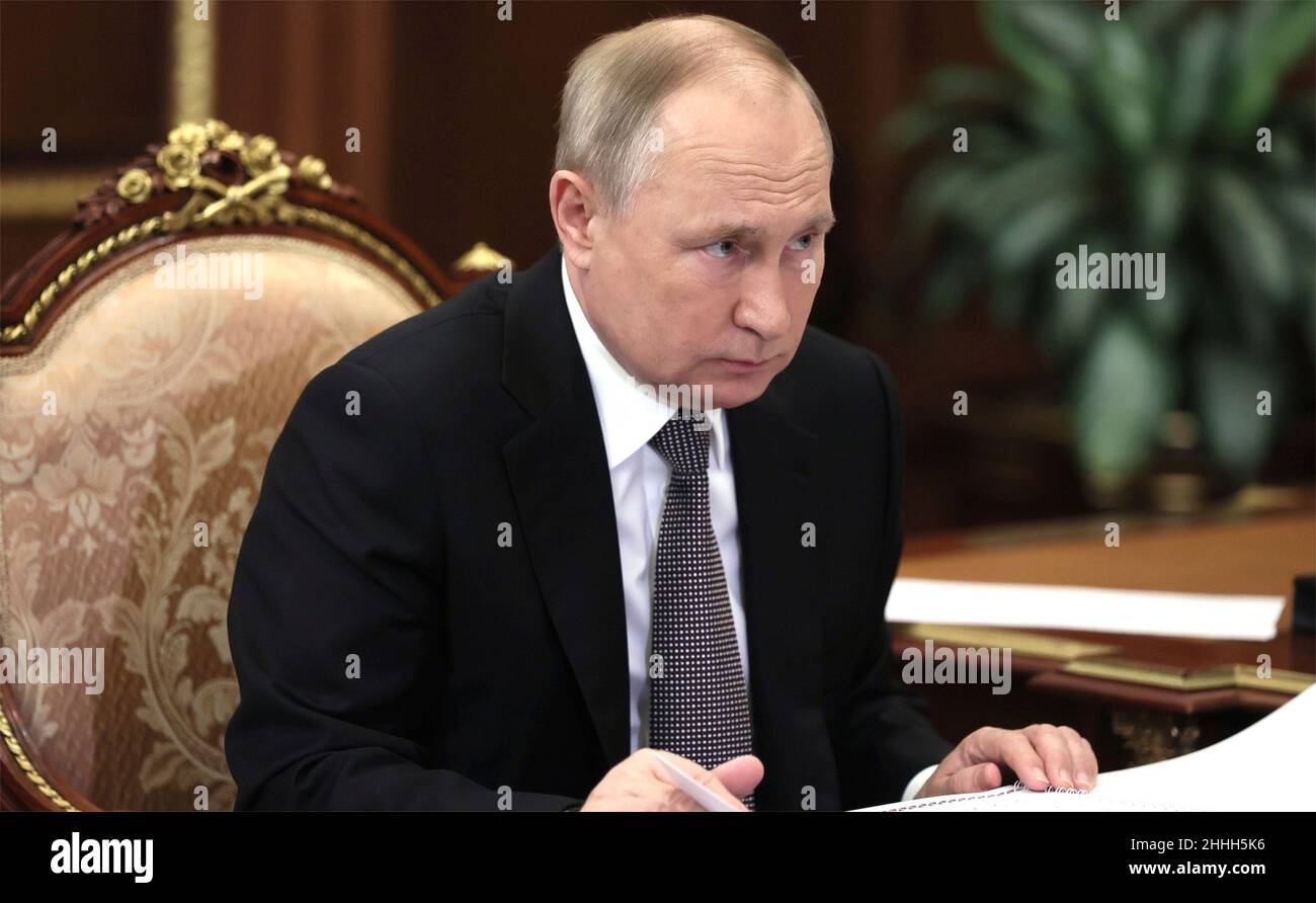 Mosca, Russia. 24th Jan 2022. Il Presidente russo Vladimir Putin, durante un incontro faccia a faccia con il Governatore del territorio di Kamchatka Vladimir Solodov al Cremlino, 24 gennaio 2022 a Mosca, Russia. Credit: Mikhail Metzel/Kremlin Pool/Alamy Live News Foto Stock