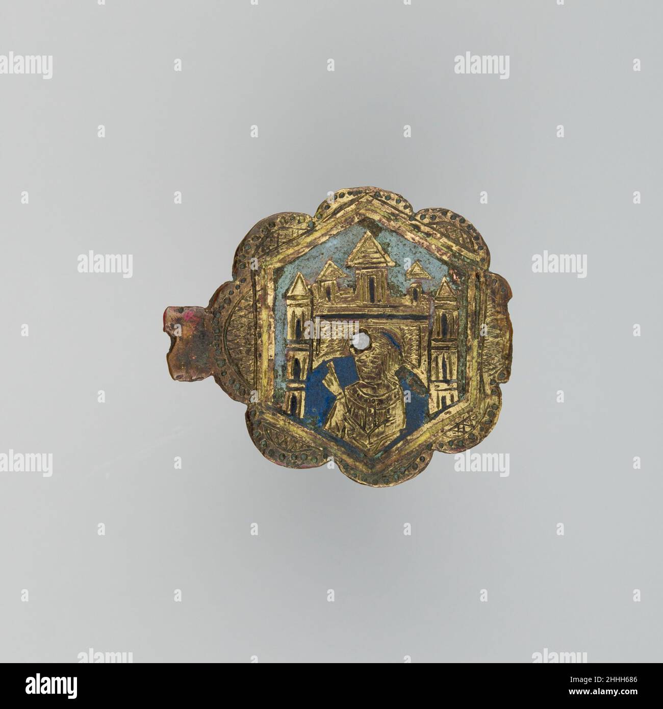 Badge o imbracatura Ciondolo fine 14th secolo spagnolo eraldica, o stemma, sono stati di vitale importanza in Europa per tutto il Medioevo e il Rinascimento. Gli emblemi araldici furono usati per identificare famiglie nobili, città, regioni e persino paesi. Oltre ad essere esposto su scudi e bandiere, l'aralderia è stata incorporata nella decorazione architettonica all'interno e all'esterno degli edifici, su mobili, opere d'arte, abbigliamento e attrezzature per cavalli. I pendenti dell'imbracatura, come questo esempio, sarebbero stati attaccati a un capezzagna, a una briglia o ad altre cinghie che compongono la virata di un cavallo ri Foto Stock