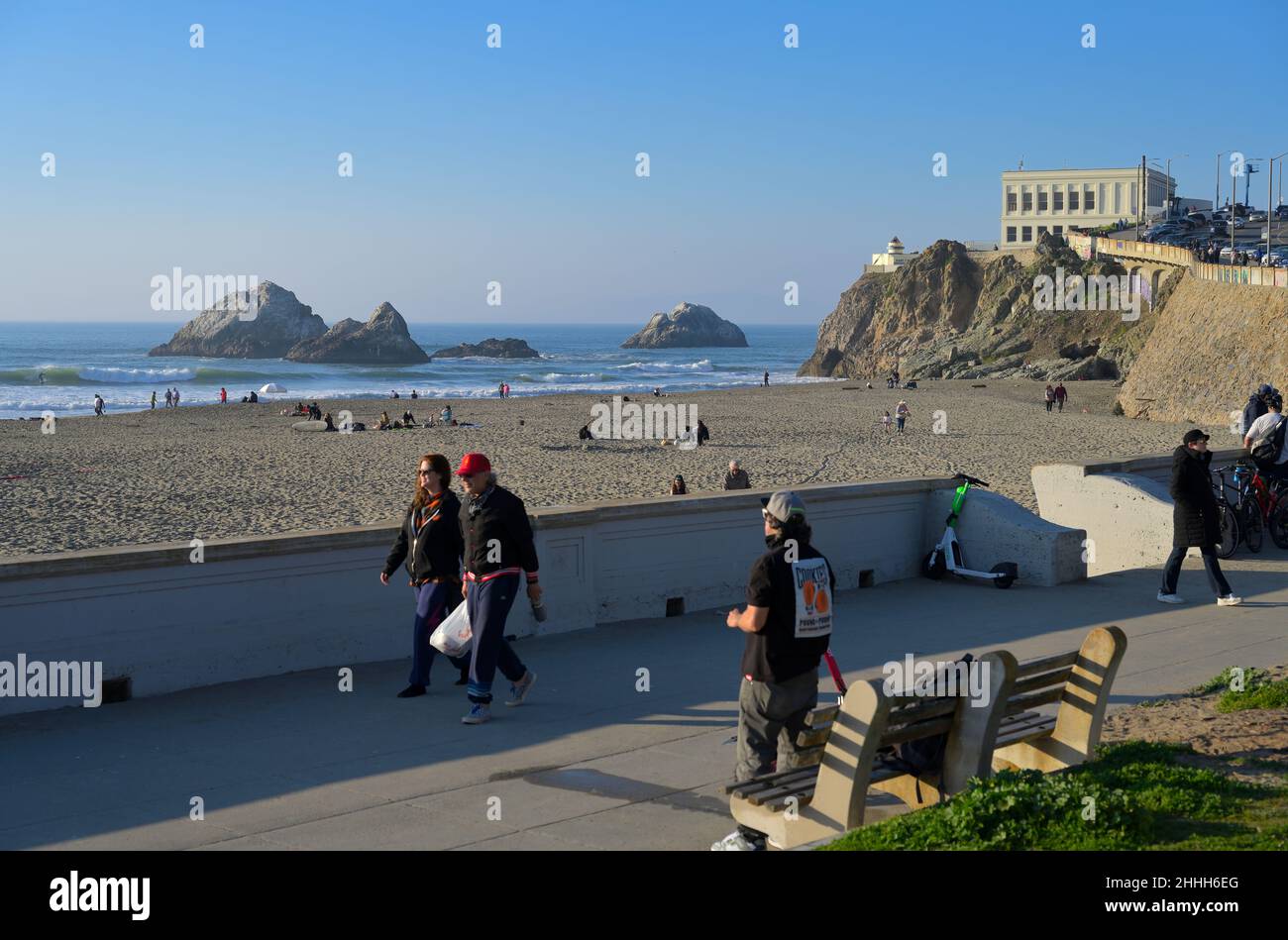 Ocean Beach e Seal Rocks con l'iconica Cliff House in un pomeriggio invernale, San Francisco CA Foto Stock