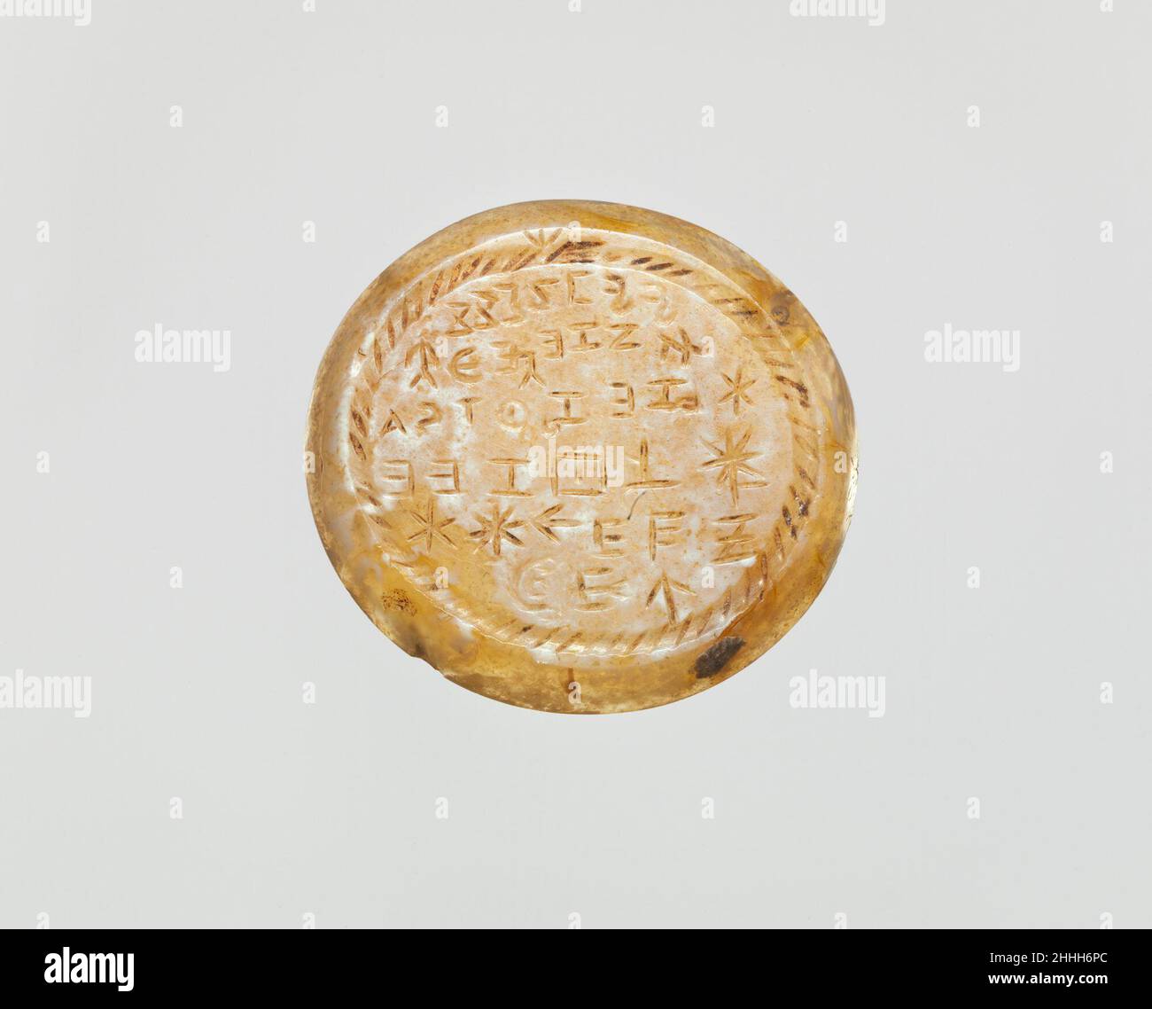 Intaglio Onyx: Incantazione in lettere greche ca. 2nd–3rd secolo d.C. Amuleto romano con iscrizioni su entrambi i lati.. Onyx intaglio: Incantazione in lettere greche. Romana. CA. 2nd–3rd secolo d.C.. Onice. Imperiale. Gemme Foto Stock