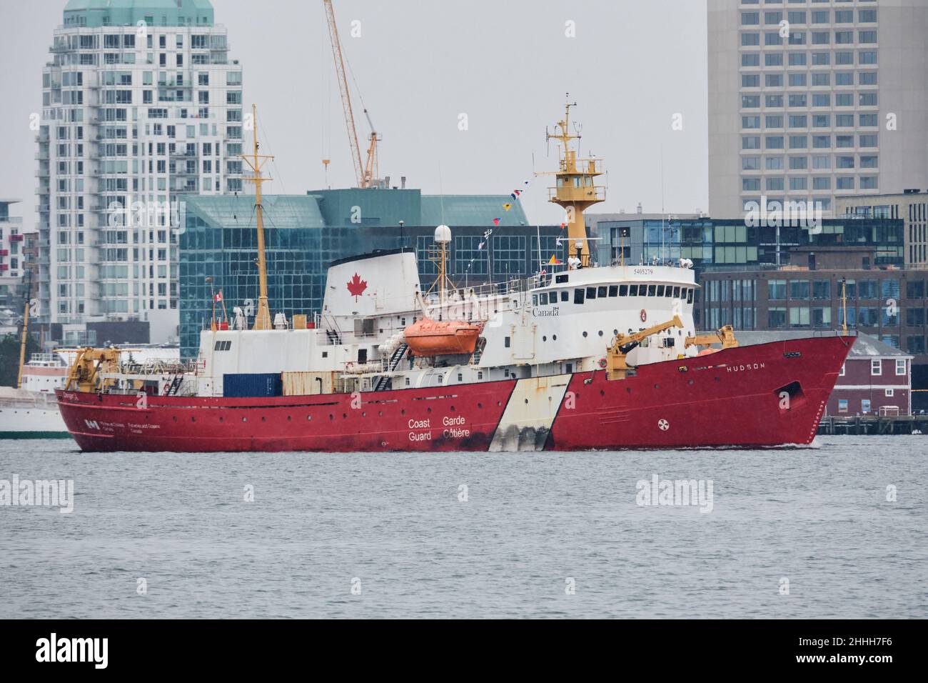 Halifax, Nuova Scozia, Canada. Gennaio 24th, 2022. Il CCGS Hudson entra nel porto di Halifax un'ultima volta. La nave di ricerca CGS Hudson, la più antica nave da servizio della Guardia Costiera canadese, di 59 anni, è destinata ad essere smantellata, secondo una dichiarazione rilasciata la settimana scorsa dalla Guardia Costiera canadese, che la deeming oltre “riparazione economica” a seguito di un disastro meccanico catastrofico lo scorso autunno. Foto Stock