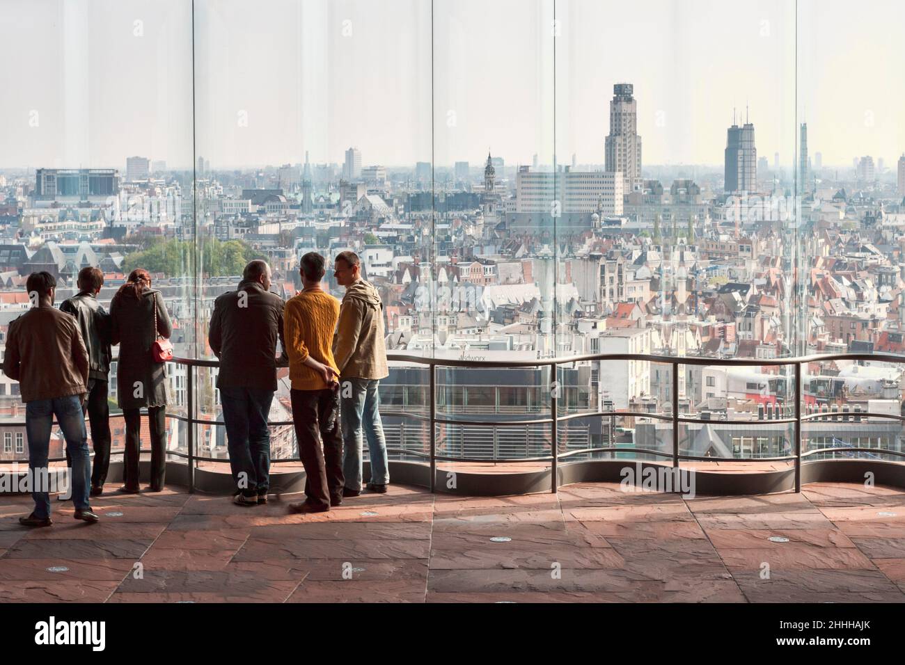 La gente a guardare un bel paesaggio dal Museo MAS nel vecchio porto. Anversa, Belgio. Foto Stock