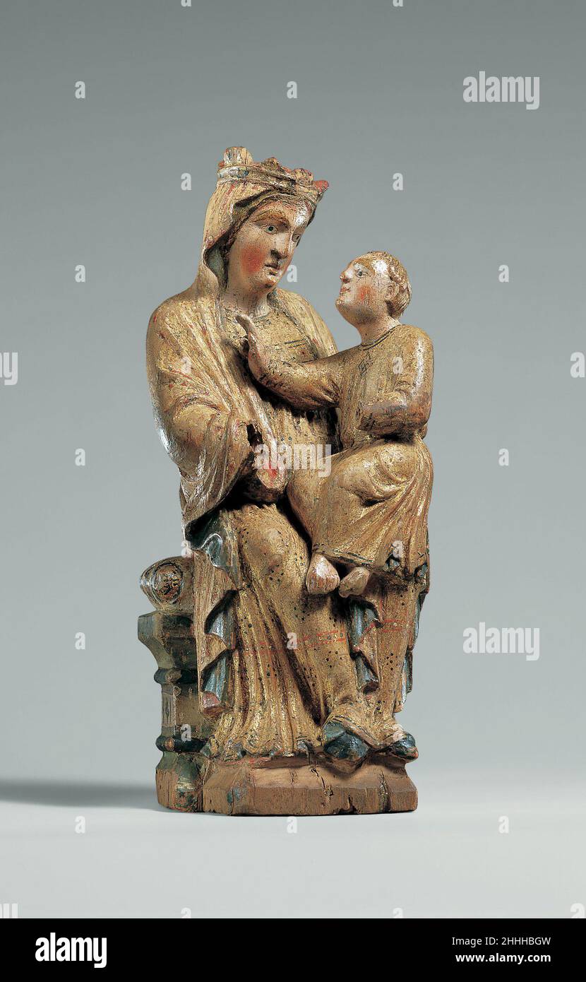 Vergine e Bambino intronati ca. 1220 Mosan o Lower-Rhenish tra le prime immagini in Occidente per sottolineare il rapporto materno della Vergine Maria al bambino di Cristo, questa scultura devozionale è eccezionale per la sua policromia ben conservata. Il recente trattamento conservativo ha rimosso la vernice, rivelando la straordinaria finezza della decorazione originale. L'uso abbondante dell'oro sottolinea la natura regale delle figure, mentre la resa dettagliata dei volti rende palpabile la loro umanità. Vergine e Bambino intronati. Mosan o basso-renano. Ca. 1220. Limewood con vernice originale e dorato Foto Stock