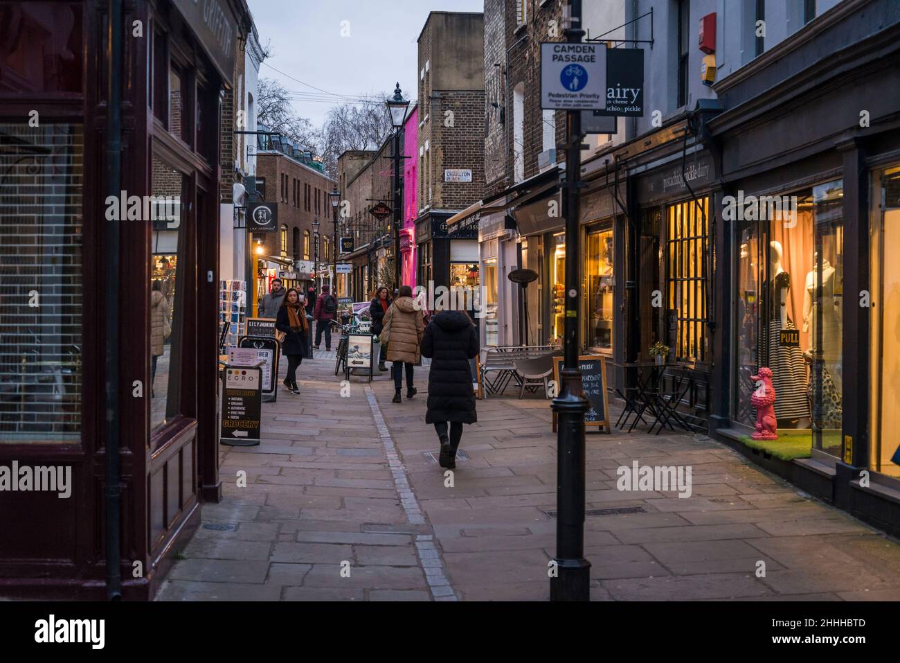 Camden Passage, una vivace strada pedonale con bancarelle d'antiquariato, negozi, pub, ristoranti e caffè, Islington, Londra, Inghilterra, Regno Unito Foto Stock