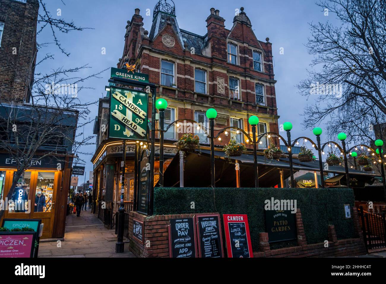 Green King pub in Camden Passage, una vivace strada pedonale con bancarelle d'antiquariato, negozi, pub, ristoranti e caffè, Islington, Londra, Inghilterra Foto Stock