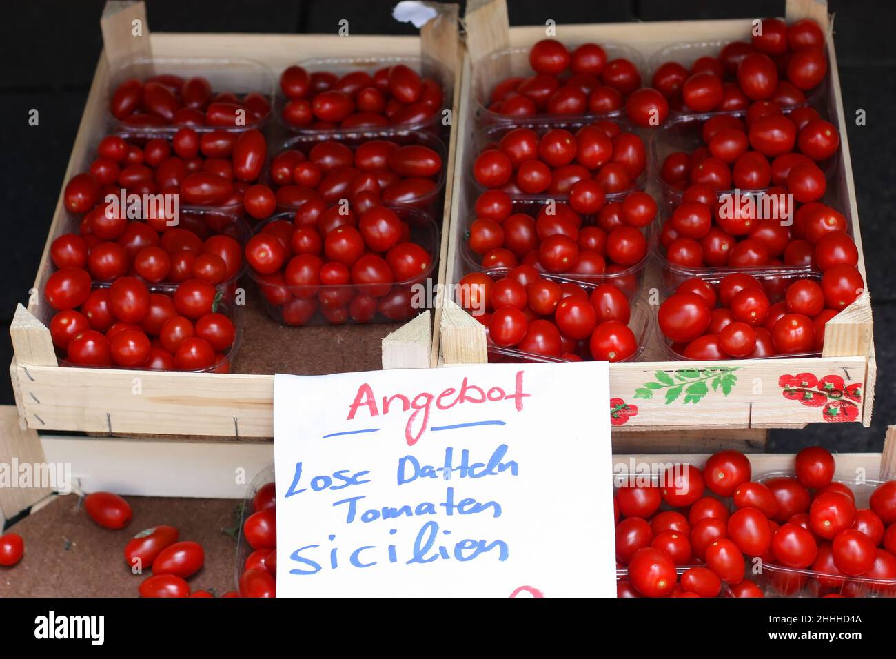 Monaco di Baviera, Germania - 07 luglio 2018: Commercio per le strade di Monaco di verdura e frutta nella stagione calda. Vetrina, scatole con pomodori maturi Foto Stock