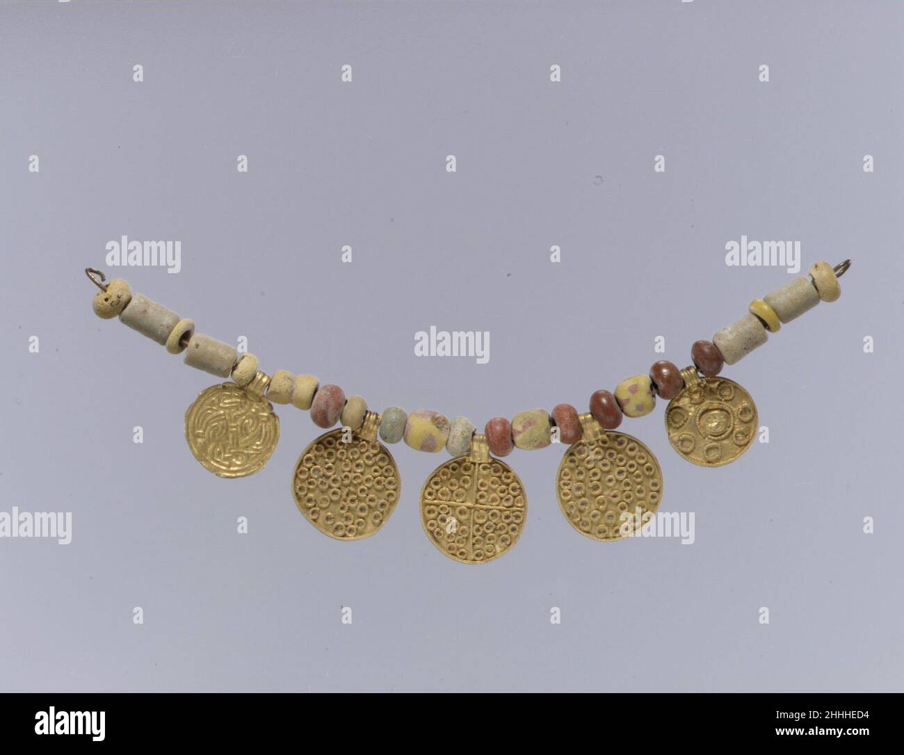Pendenti d'oro e perle da una collana seconda metà del 6th secolo – prima metà del 7th secolo Frankish. Pendenti e perle d'oro da una collana 465435 frankish, pendenti d'oro e perle da una collana, seconda metà del 6th secolo?prima metà del 7th secolo, oro, vetro, totale (con allegato): 11/16 x 1/16 x 4 15/16 poll. (1,7 x 0,2 x 12,5 cm) disco: 9/16" (1,5 cm). Il Metropolitan Museum of Art, New York. Dono di J. Pierpont Morgan, 1917 (17.193.128) Foto Stock
