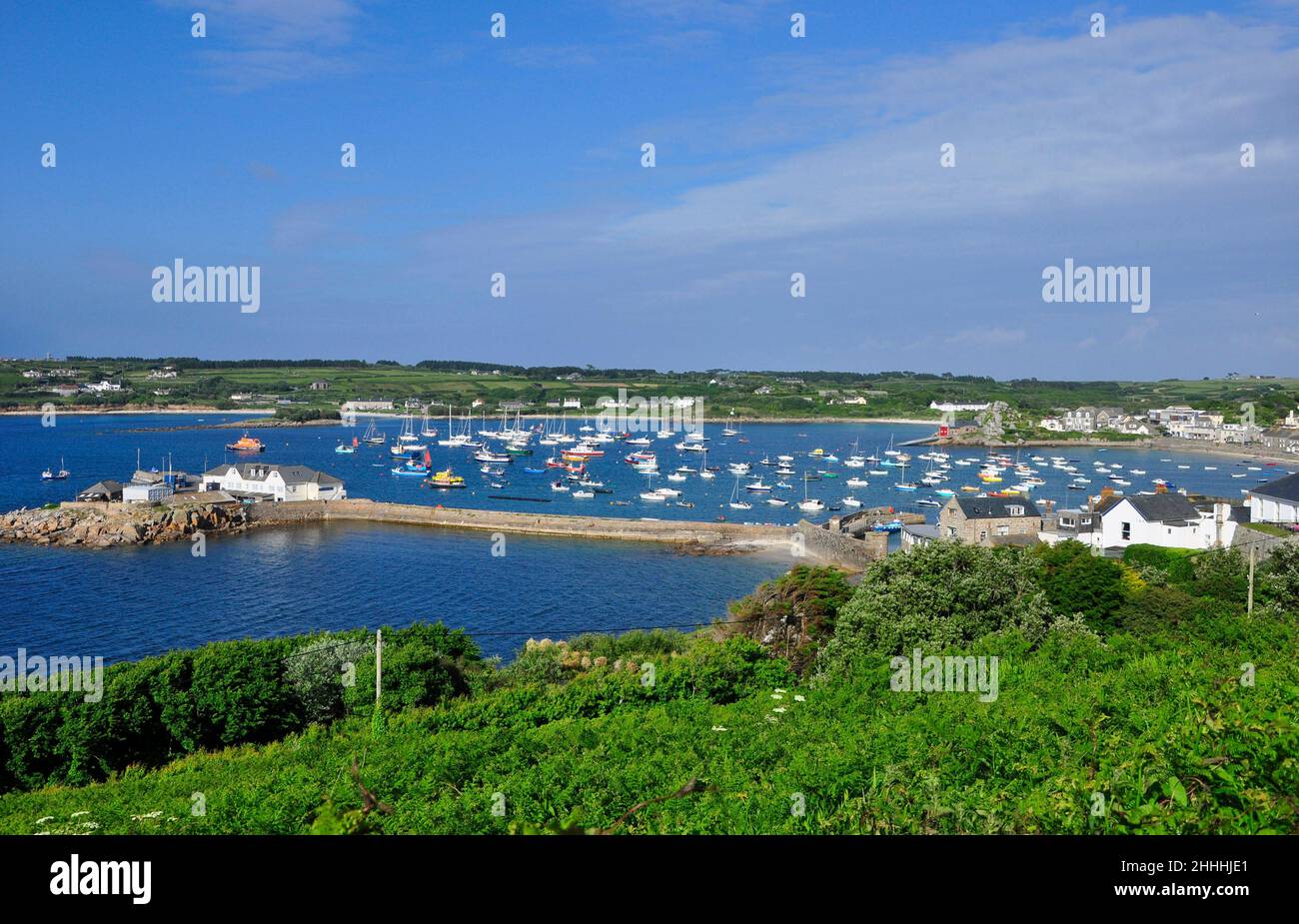 Vista dalla cima della collina della Garrison del Quay e attraverso un porto completo su St Marys, Isole di Scilly.Cornovaglia, Inghilterra Foto Stock