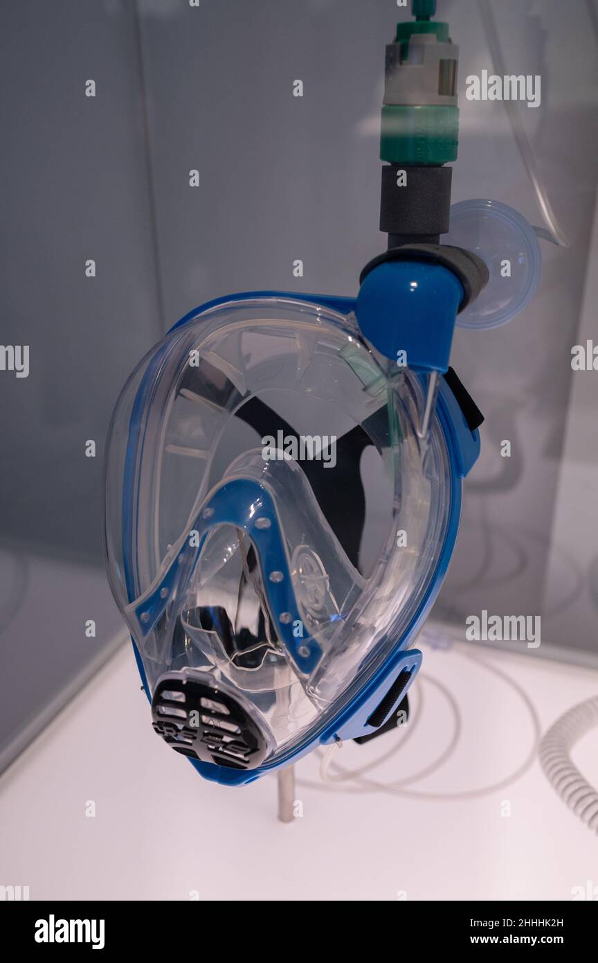 Sistema CPAP modificato per montare una maschera subacquea. Print3D Itinerario mostra sui numerosi usi della stampa 3D, tra cui salute, moda e costr Foto Stock