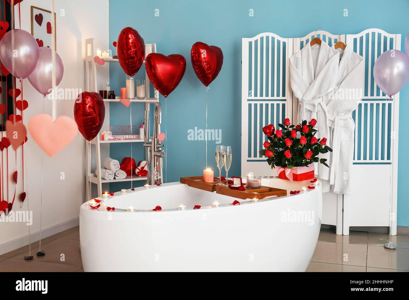 Interno di bel bagno con candele a legna decorate per San Valentino in  serata Foto stock - Alamy
