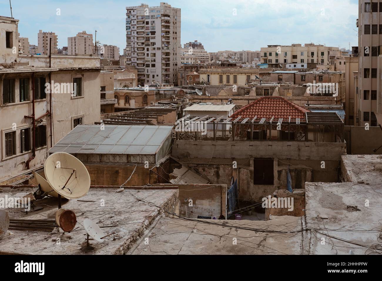 Alessandria, Egitto - 12.11.2021: Vecchi edifici storici paesaggio urbano, poveri sfondo urbano egiziano Foto Stock