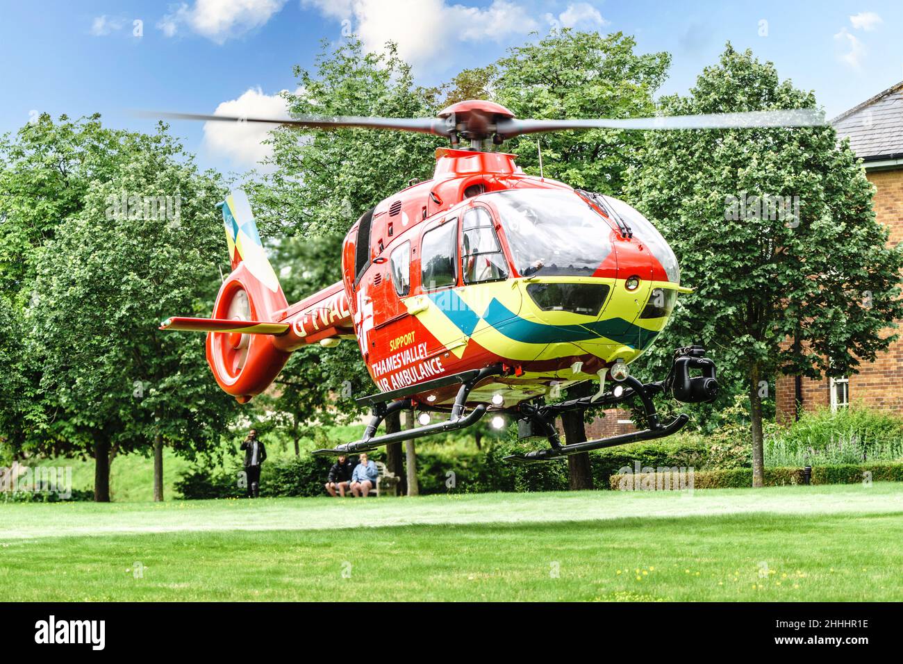 Thames Valley Air Ambulance equipaggio chiamato a uno sviluppo di alloggi per stabilizzare e trasportare un paziente in ospedale. Foto Stock