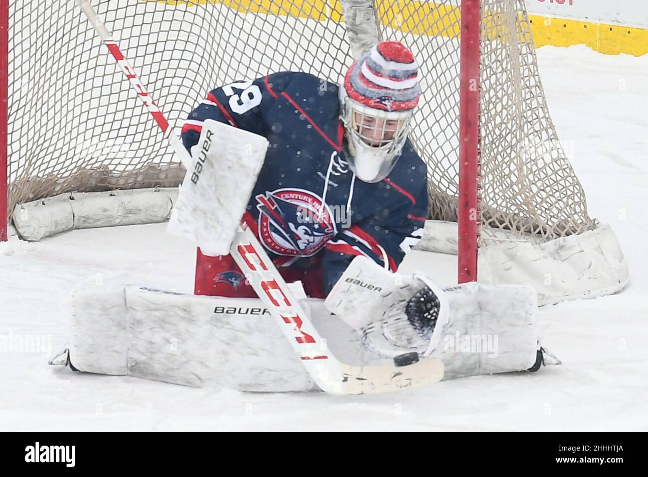 Il goalie Casey Odegaard dei Patriots del Bismarck Century ferma un colpo durante l'evento annuale di hockey del North Dakota del 3rd a Jamestown, North Dakota. Le squadre di hockey dei giovani, delle scuole superiori e dei college di tutto il North Dakota hanno gareggiato in due giorni. Di Russell Hons/CSM Foto Stock