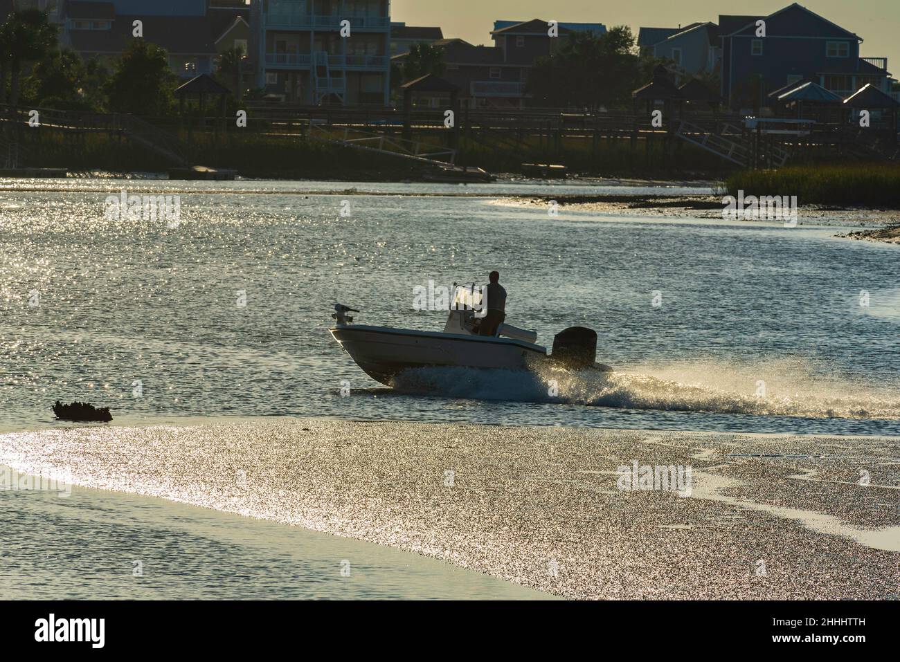 Silhouette di un uomo in barca a Ocean Isle NC in Una bella giornata Foto Stock