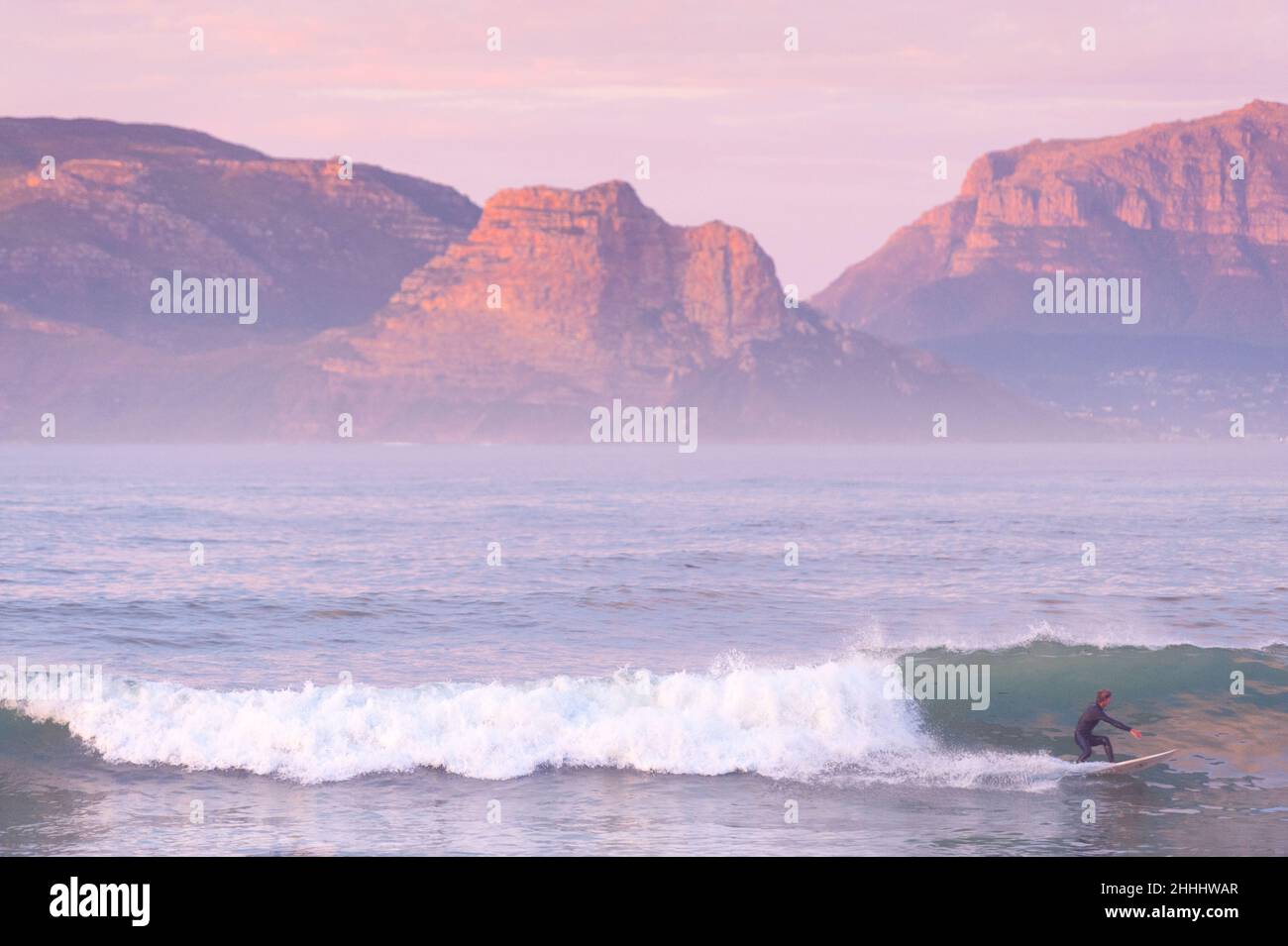 Surf Kommetjie's Long Beach, una piccola cittadina della Penisola del Capo sulla costa atlantica sudafricana vicino a Città del Capo Foto Stock