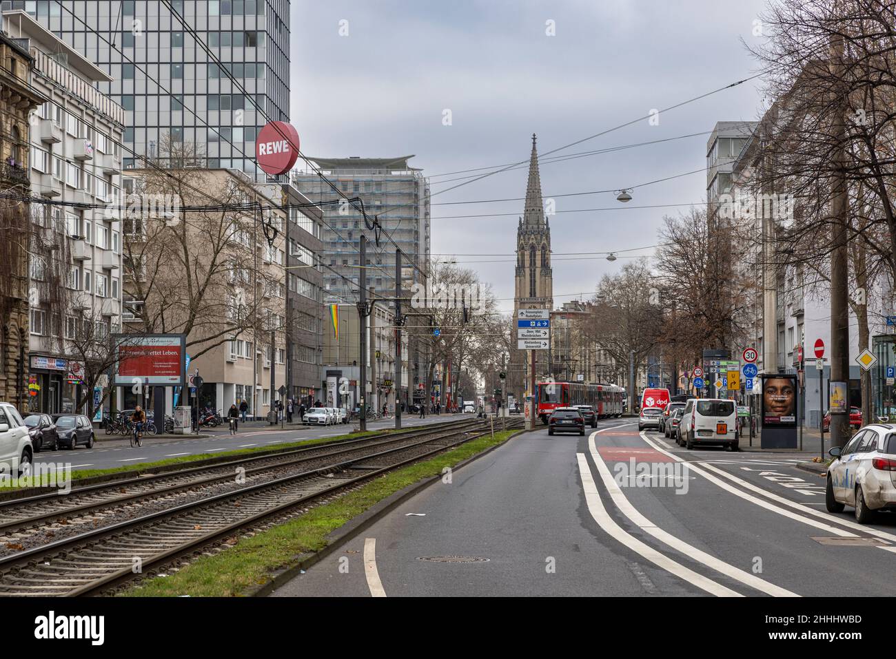 I binari delle auto di strada che corrono nel centro di Colonia Germania in mezzo al traffico occupato Foto Stock
