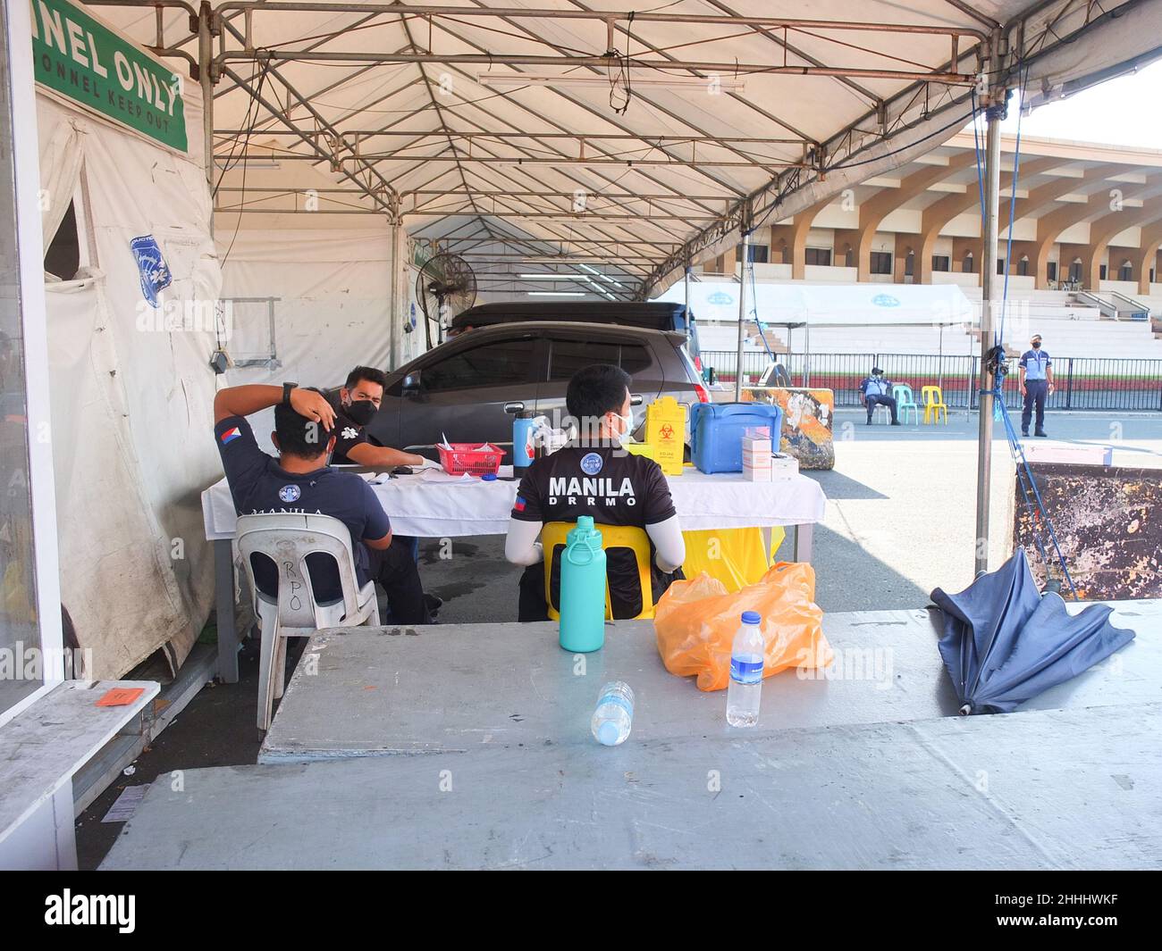 Manila, Filippine. 22nd Jan 2022. I Vaccinatori dell'ufficio di gestione e riduzione del rischio di calamità di Manila, preparandosi a dare i jab di richiamo alla loro unità di governo locale di Manila, su proposta del sindaco Francisco Domagoso, lanciano il Luneta o il luogo di vaccinazione drive-thru della tribuna di Quirino e un ospedale mobile temporaneo. Il sito di vaccinazione offre jab di richiamo dalle ore 8 alle ore 5 per proteggere la salute e la sicurezza della popolazione durante questa crisi pandemica. Mentre l'ospedale mobile sarà aperto a tutti e si rivolgono a pazienti con COVID-19 lieve o moderata Foto Stock