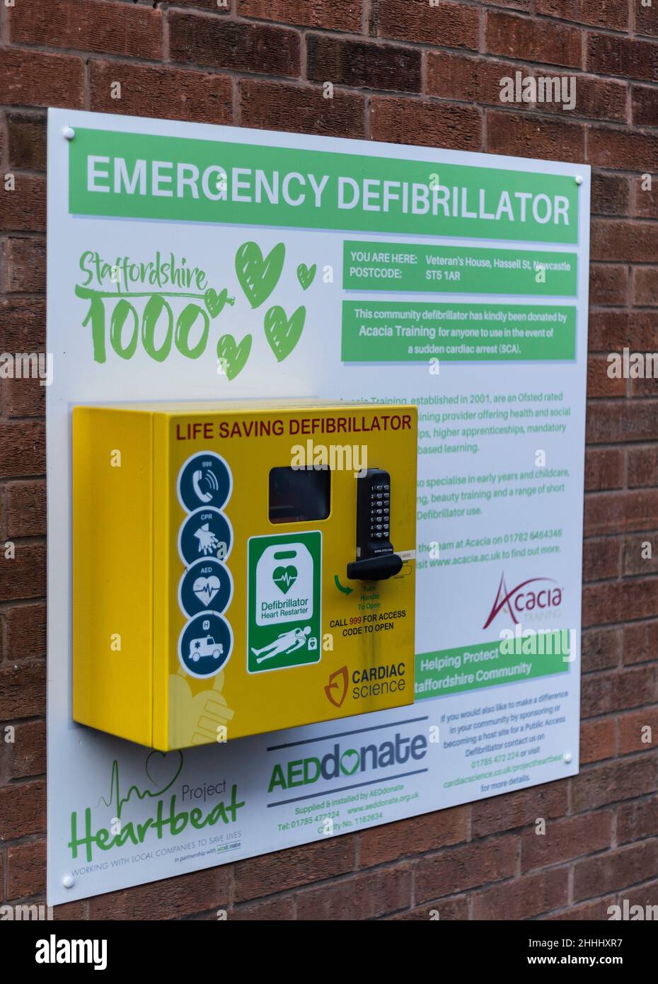 defibrillatore pubblico a parete per uso di emergenza Foto Stock